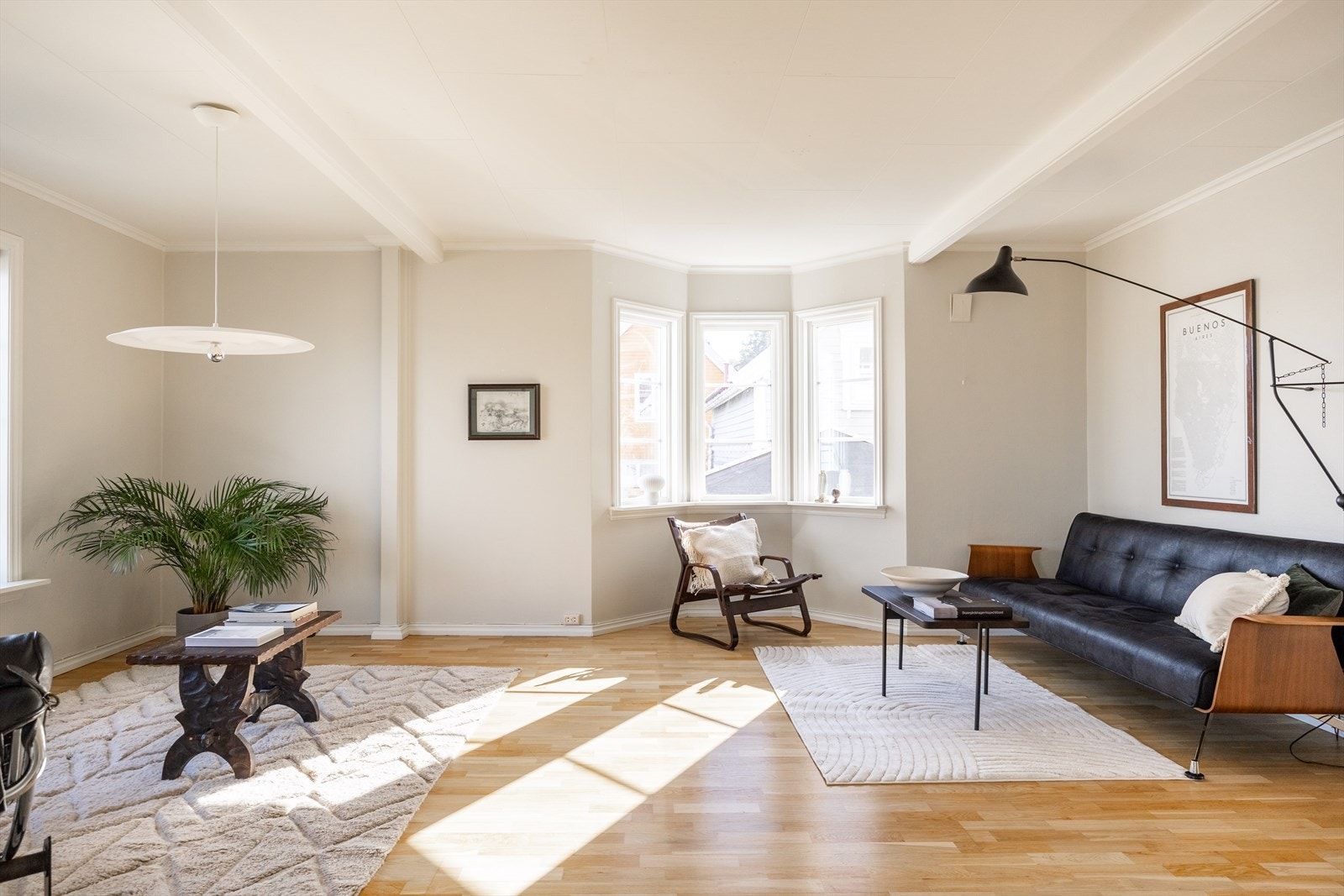 Store vinduer og karnapp vindu bidrar til godt med lys inn. Galleribilde