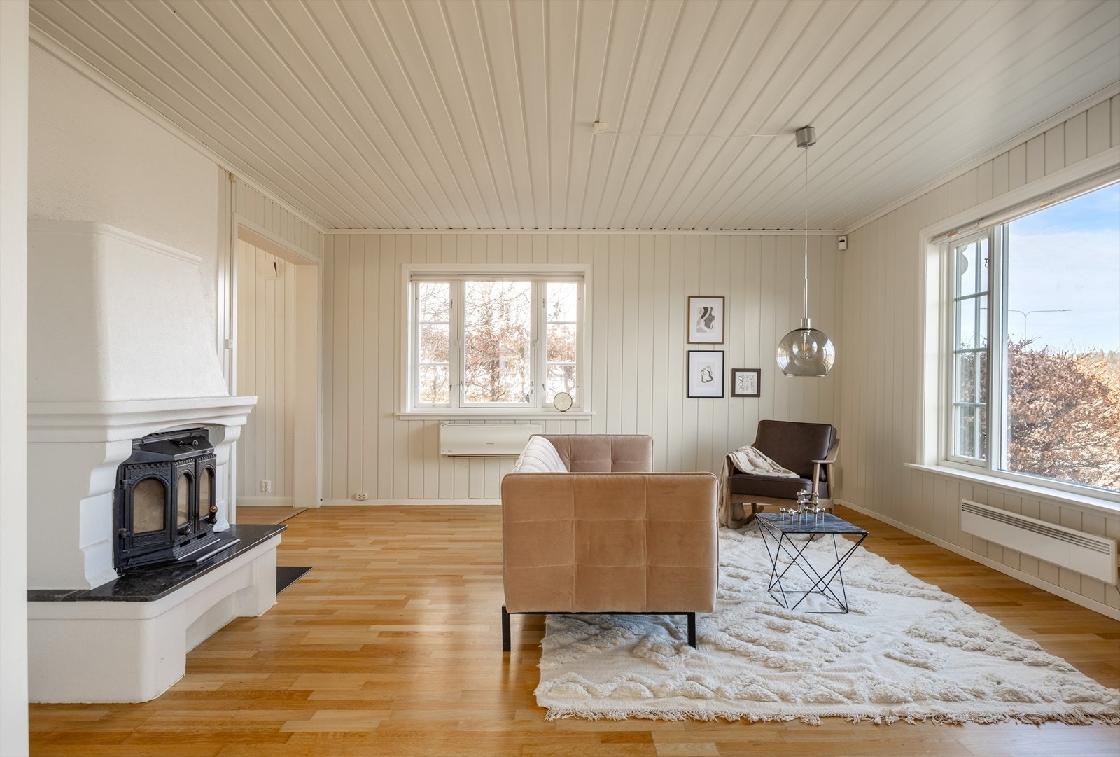 Sentralt plassert i rommet er en elegant peis. Galleribilde