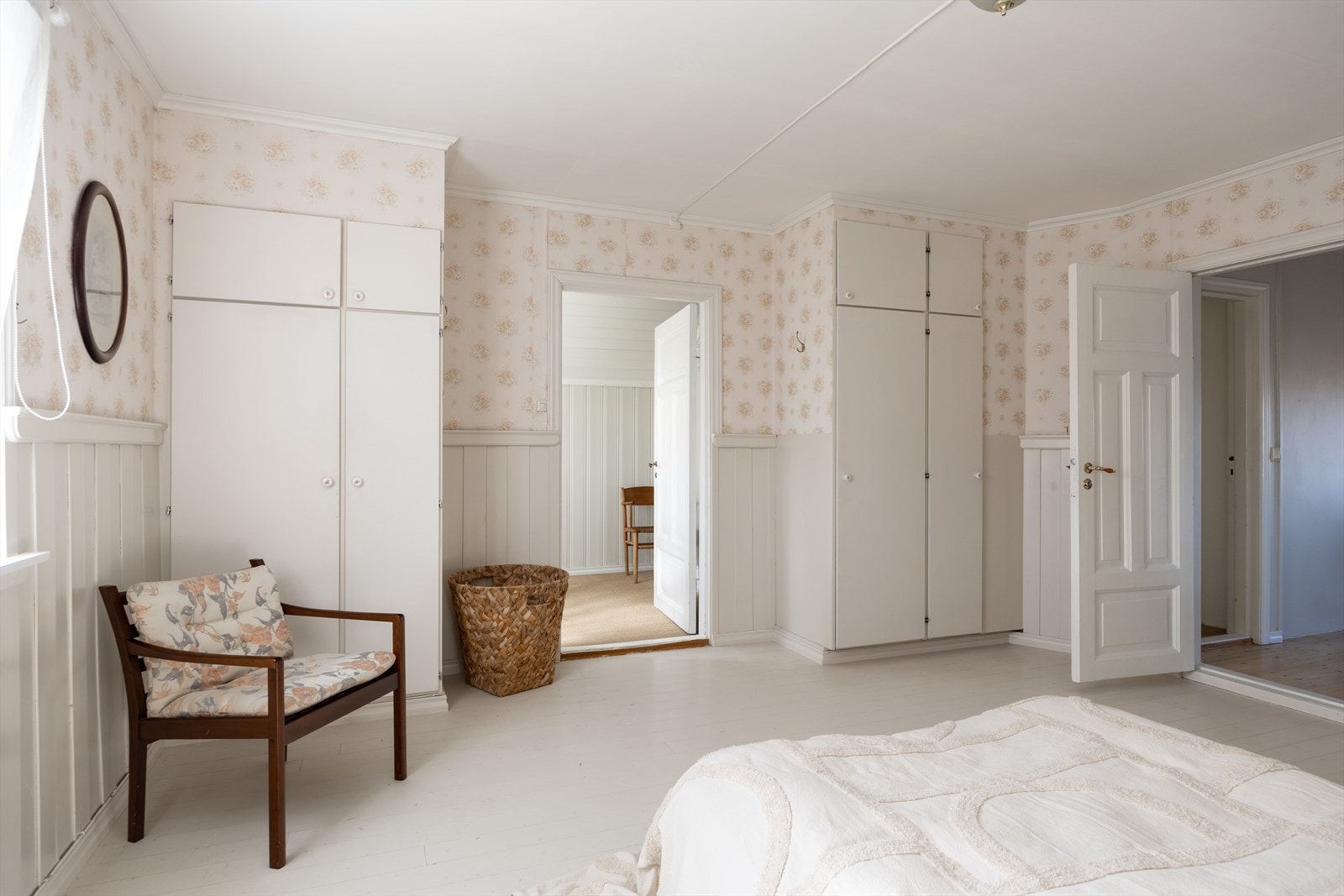 Godt med plassbygde skap i soverommet Galleribilde