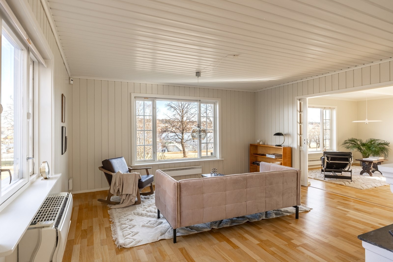 Stuen er lys og innbydende med et klassisk preg. Galleribilde
