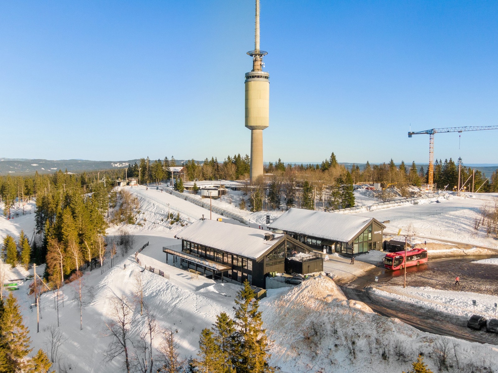 Fra boligen er det kort vei til preparerte langrennsløyper om vinteren, og sykkel og turterreng om sommeren. Galleribilde