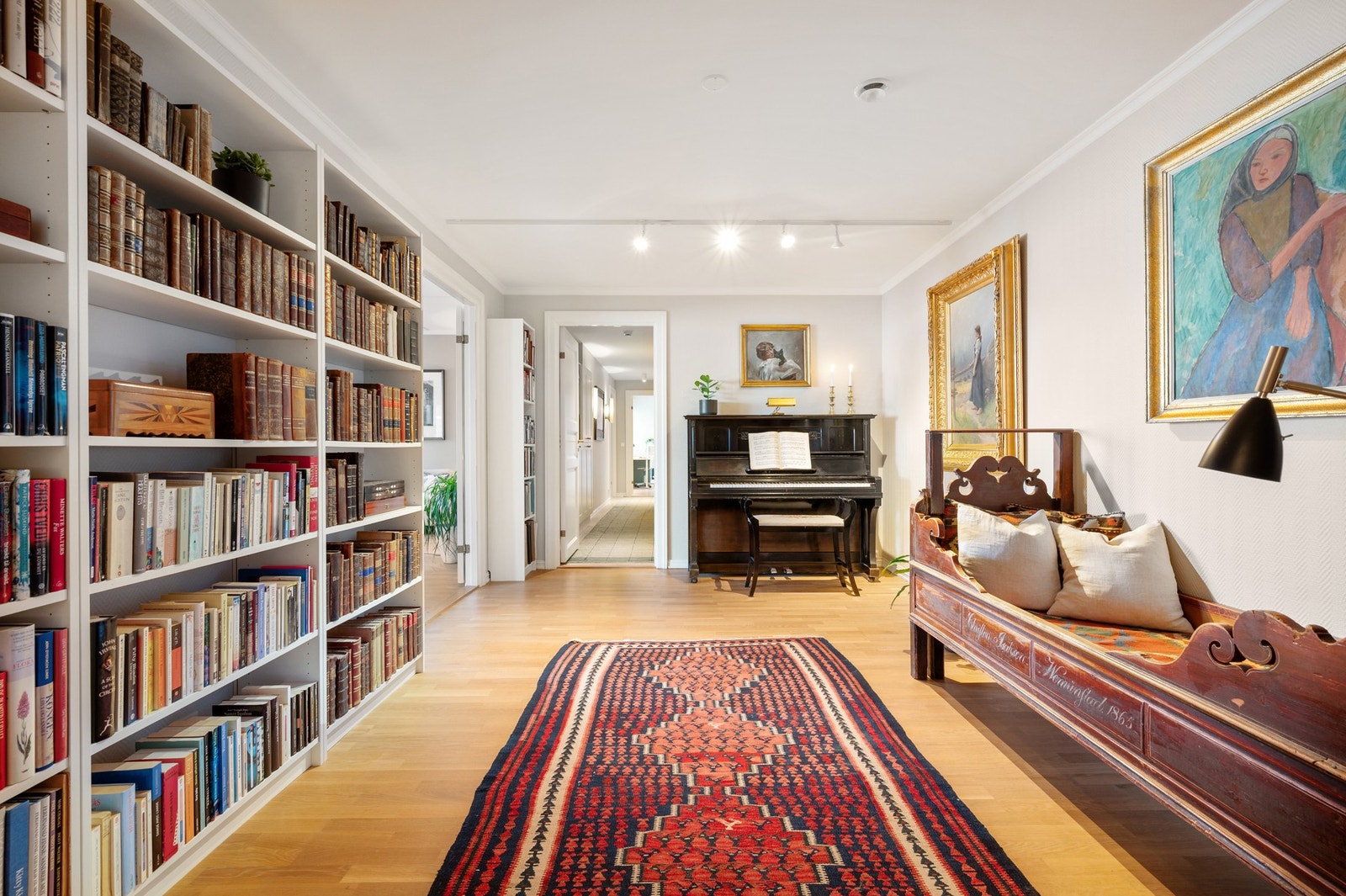 Godt med skapplass i TV-stuen/biblioteket. Galleribilde