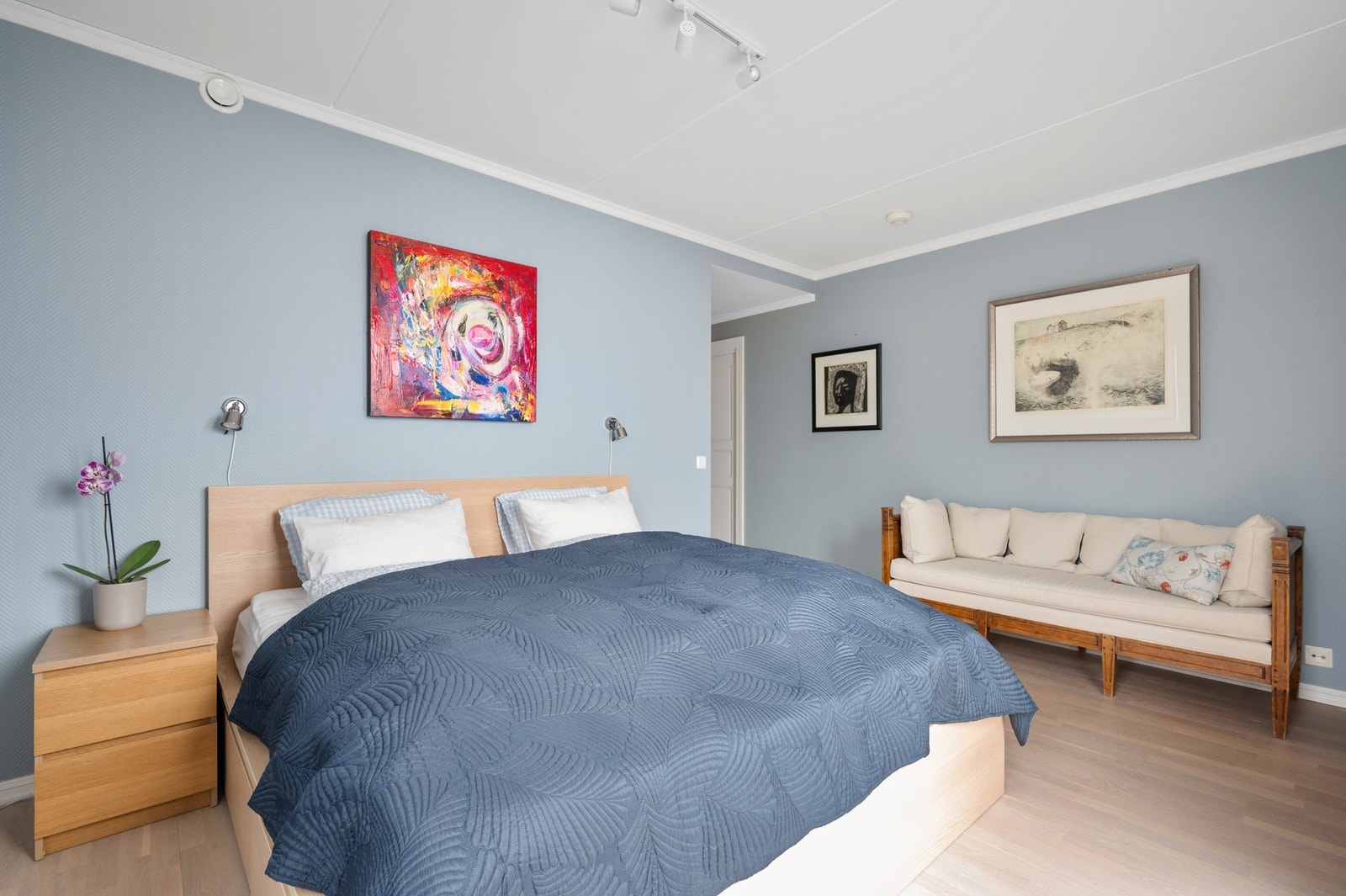 Her er det god plass til dobbeltseng og tilhørende møblement Galleribilde