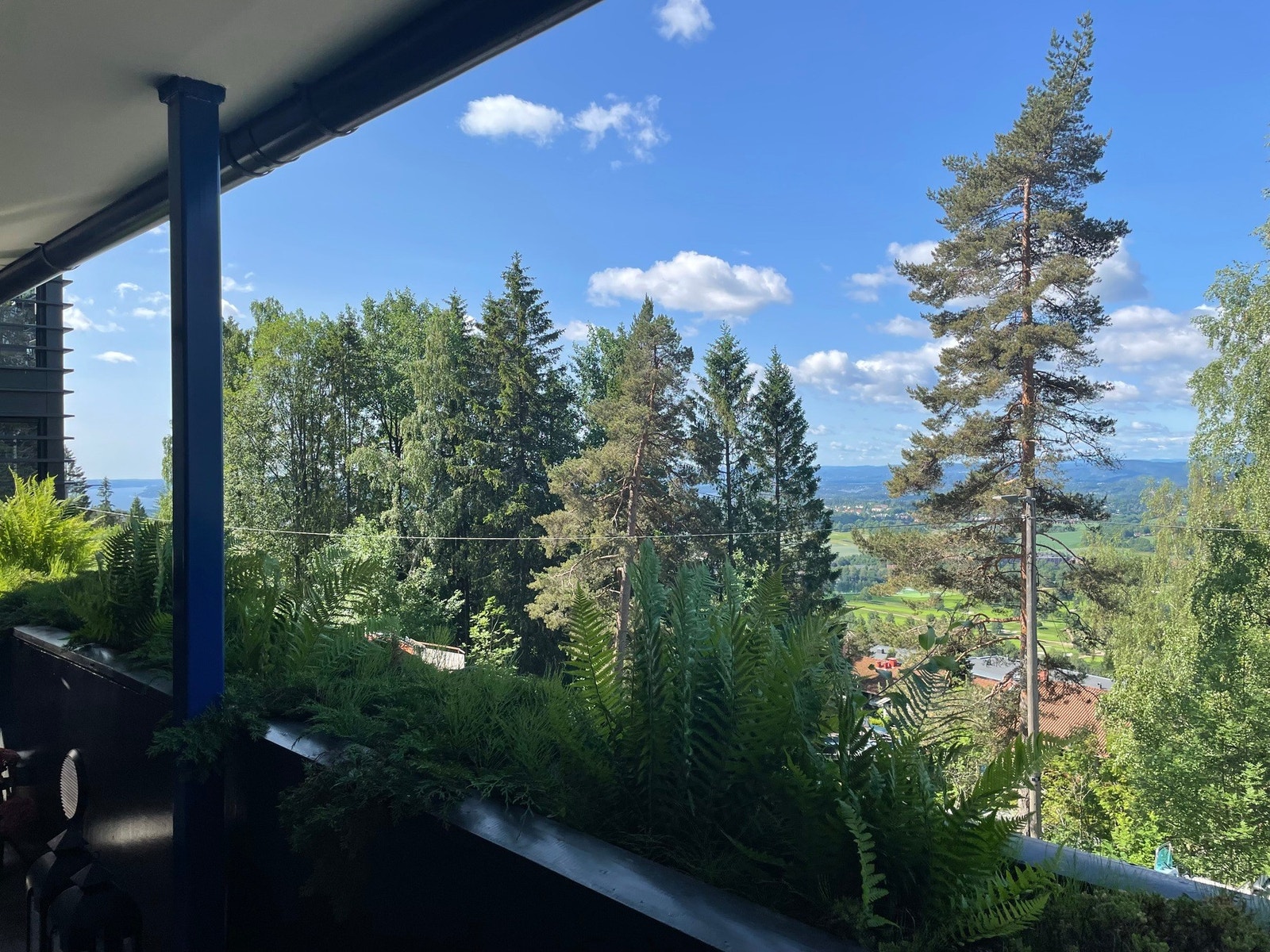Den overbygde løsningen gjør at verandaen kan benyttes store deler av året. Galleribilde