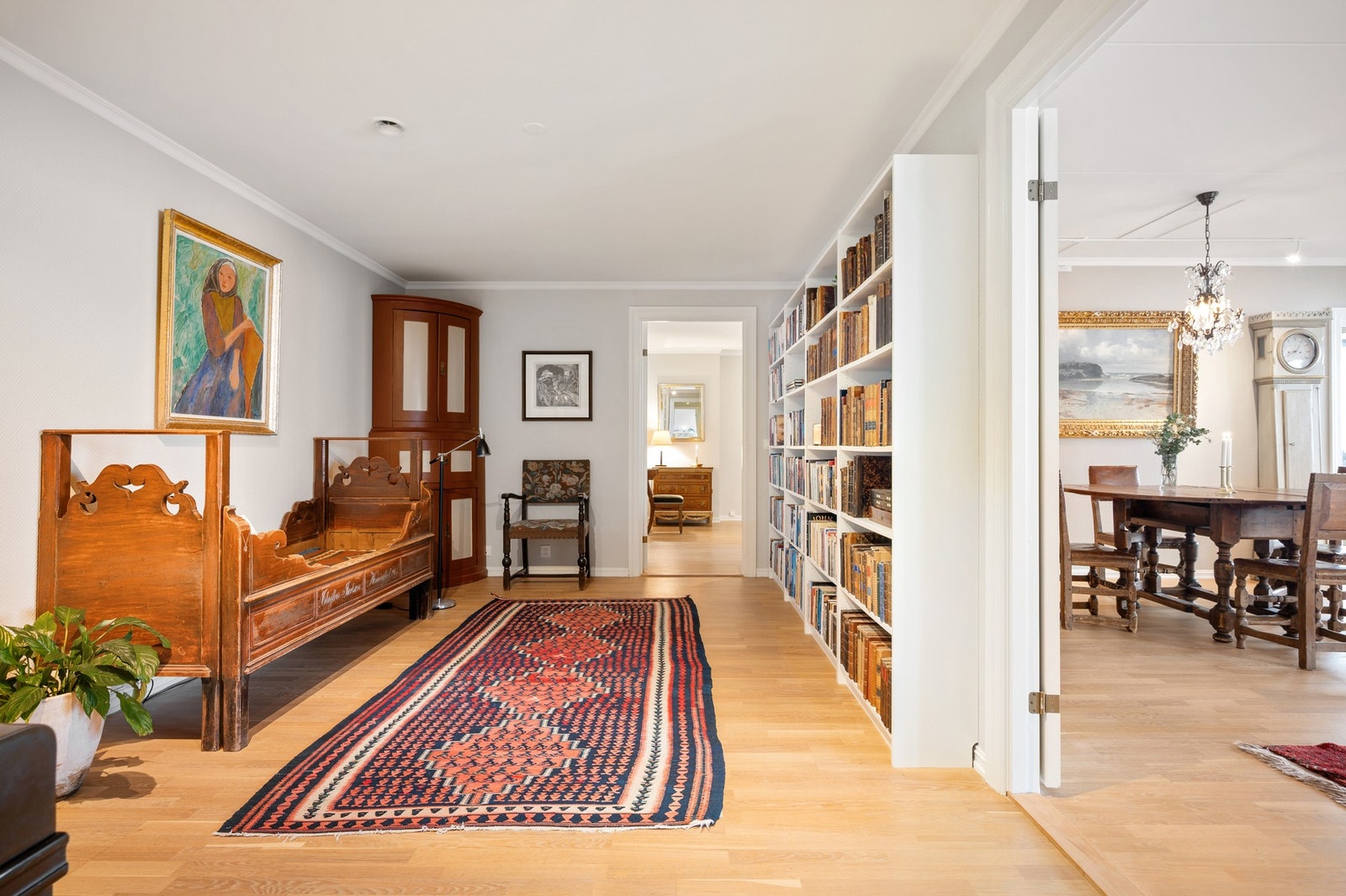 TV-stue/bibliotek binder gangen og stuen sammen. Galleribilde
