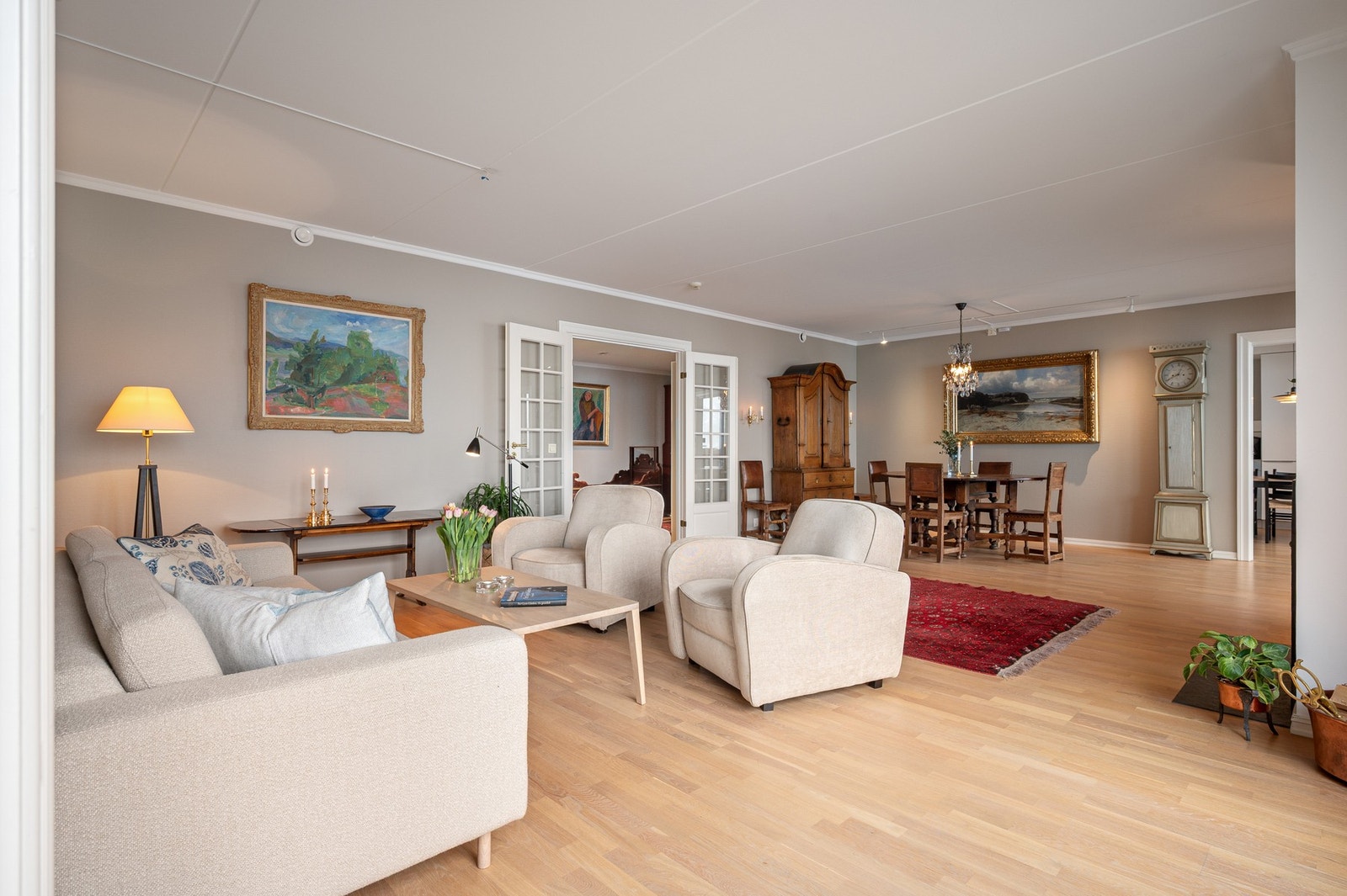 Stuen er av meget god størrelse med flere møbleringsmuligheter. Galleribilde