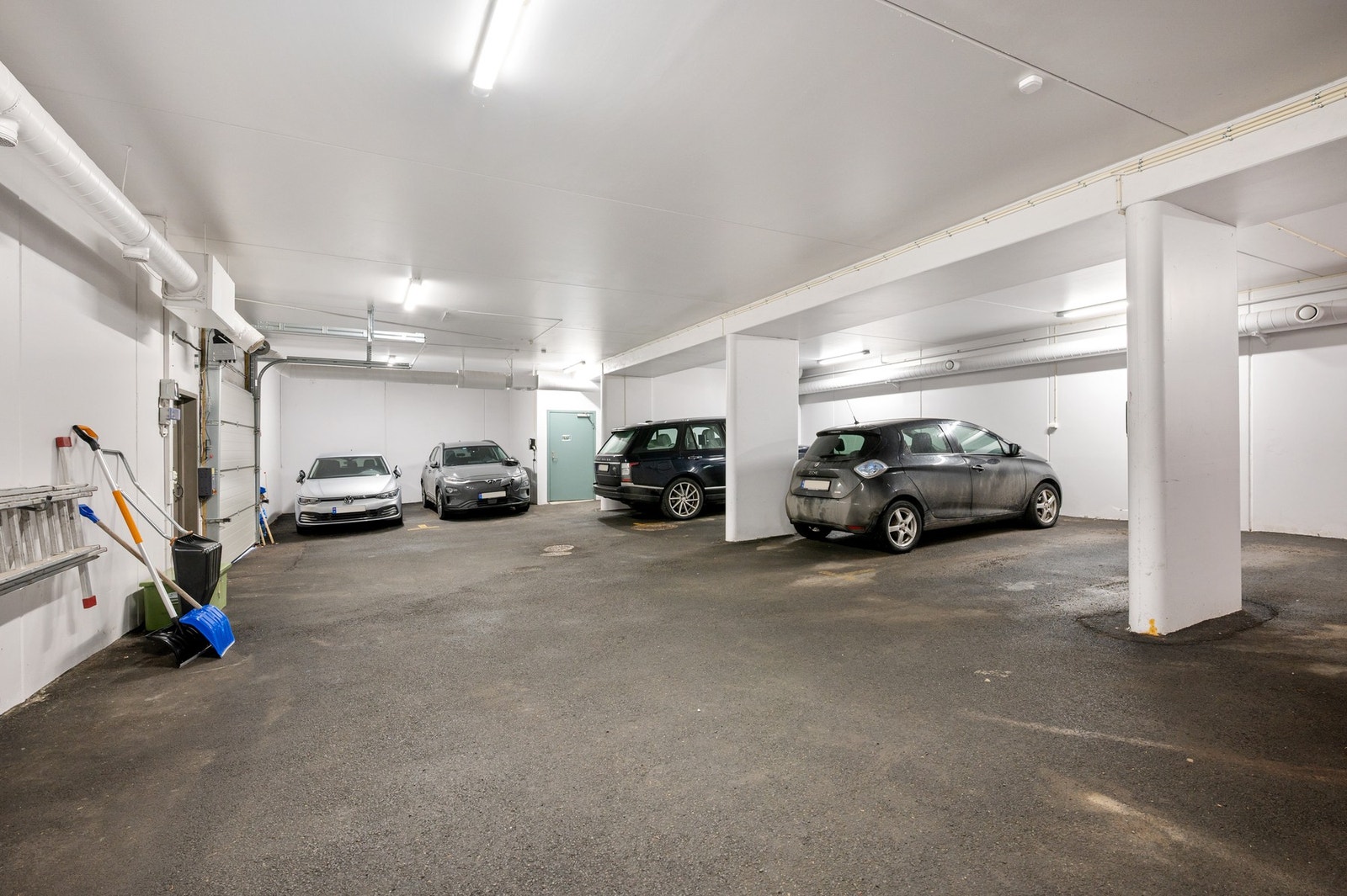 Fast plass i garasjen. Her er det også en bod på 2 kvm, i tillegg til bod i 1. etg på 6 kvm. Galleribilde