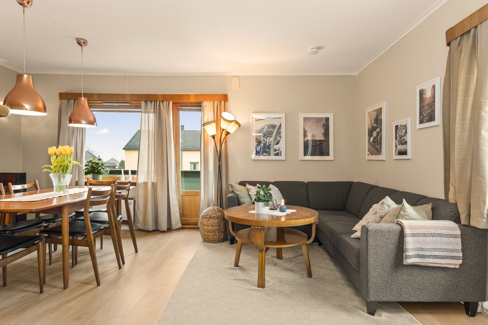 Romslig stue med plass til både sofagruppe og spisebord Galleribilde