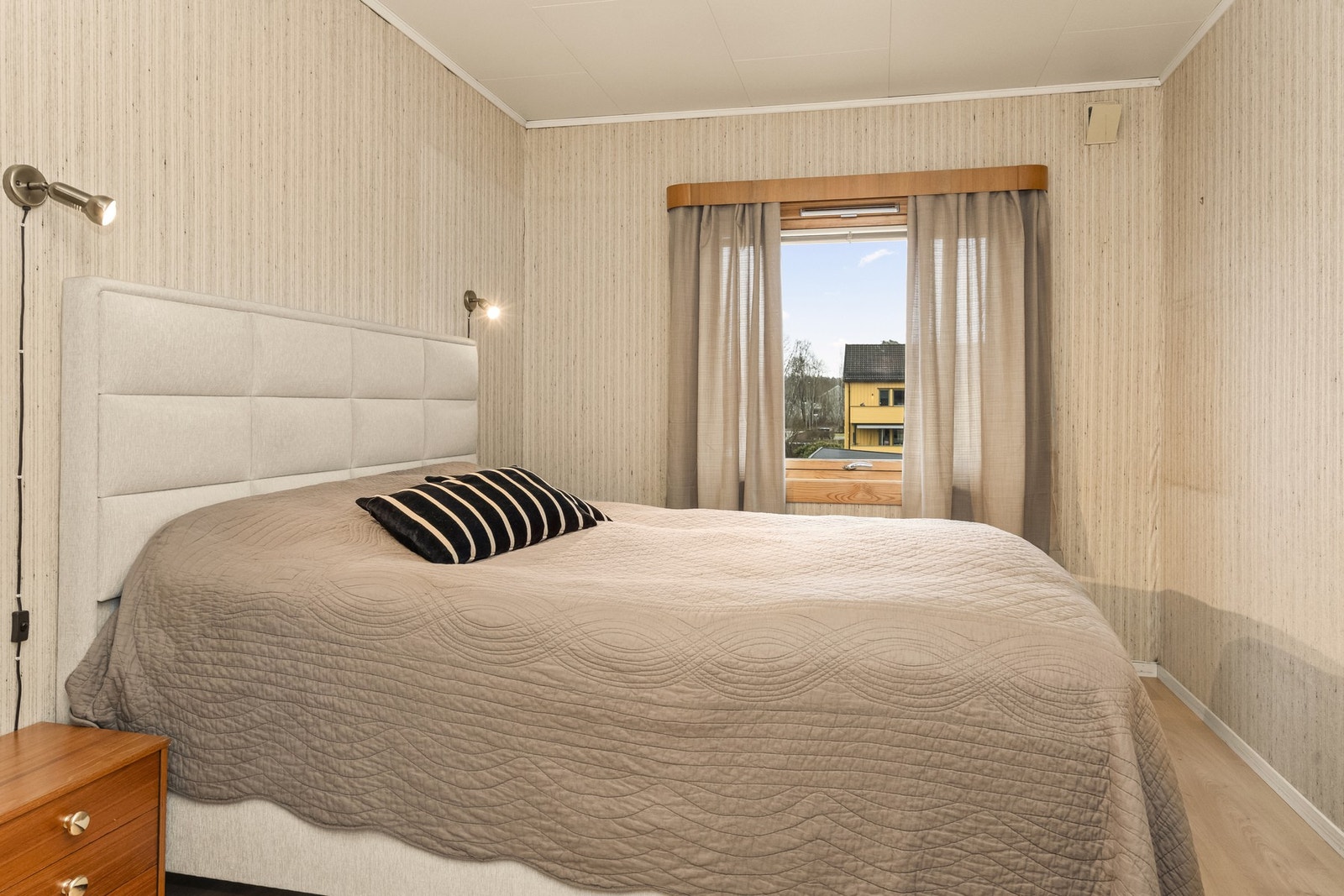 Hovedsoverom med plass til dobbeltseng og garderobe Galleribilde