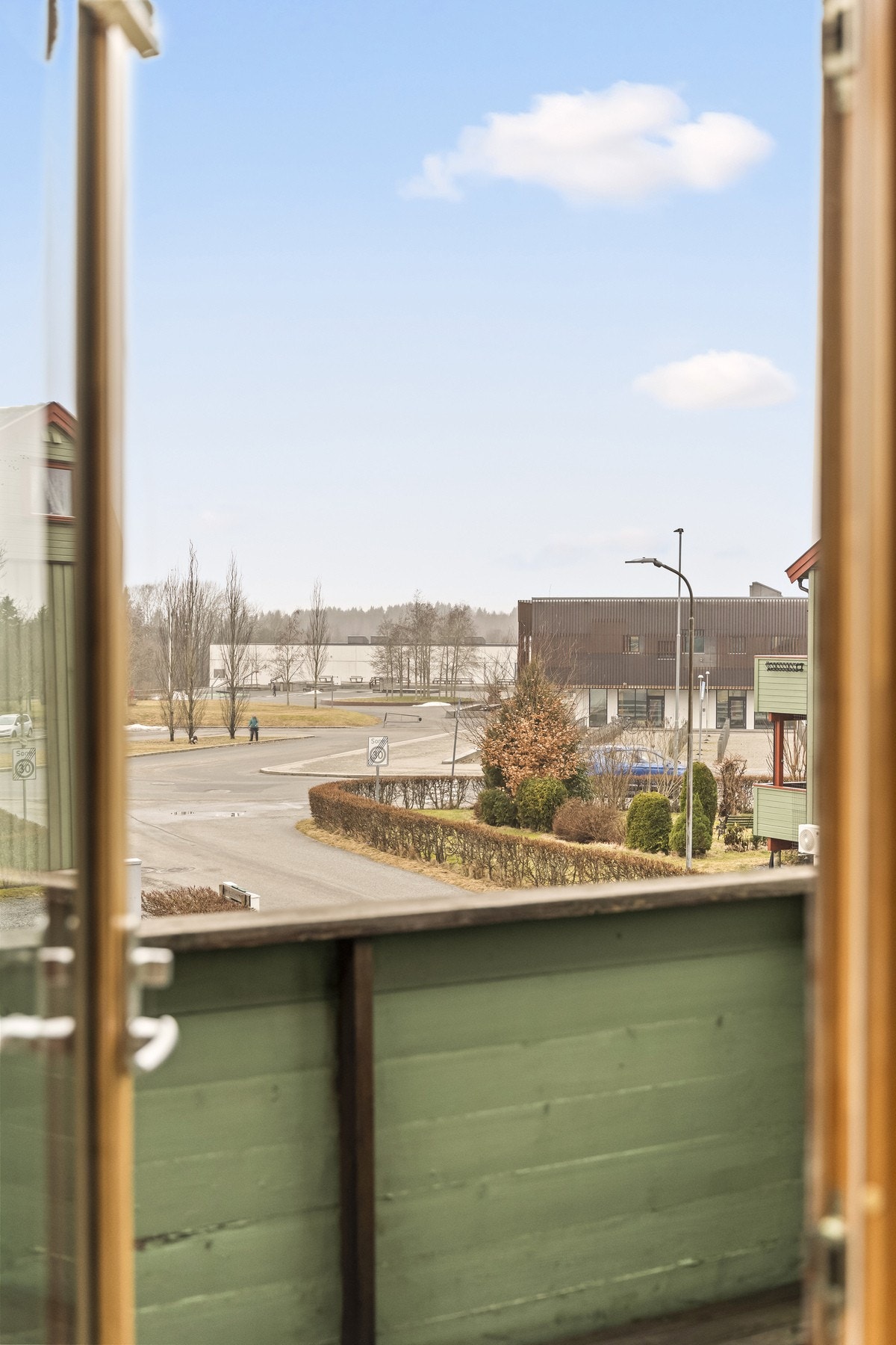 Fine solforhold med ettermiddag og kveldssol - utgang til balkong via stue Galleribilde