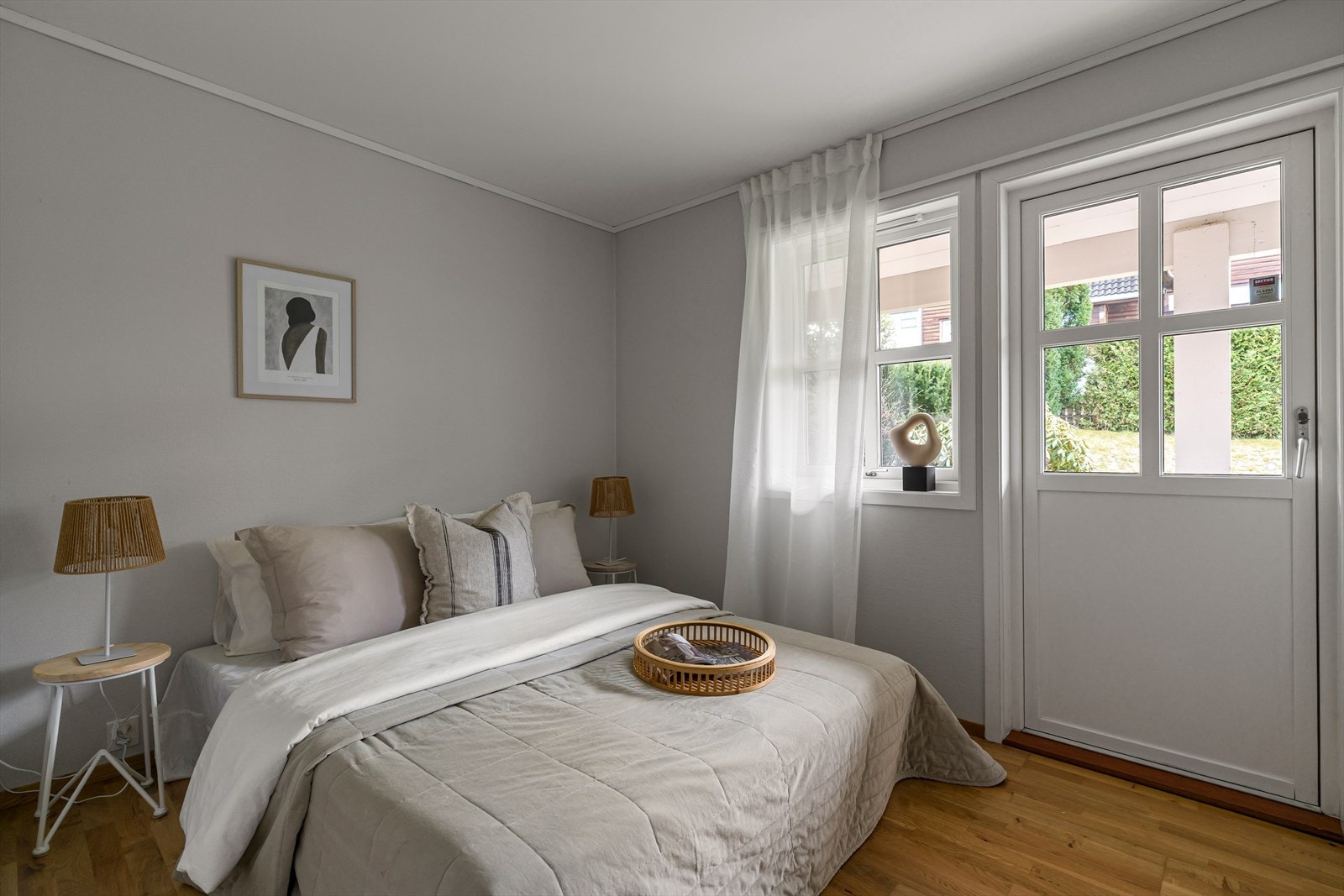 Innbydende rom med utgang til uteplass, myke tekstiler og gode møbleringsmuligheter. Galleribilde
