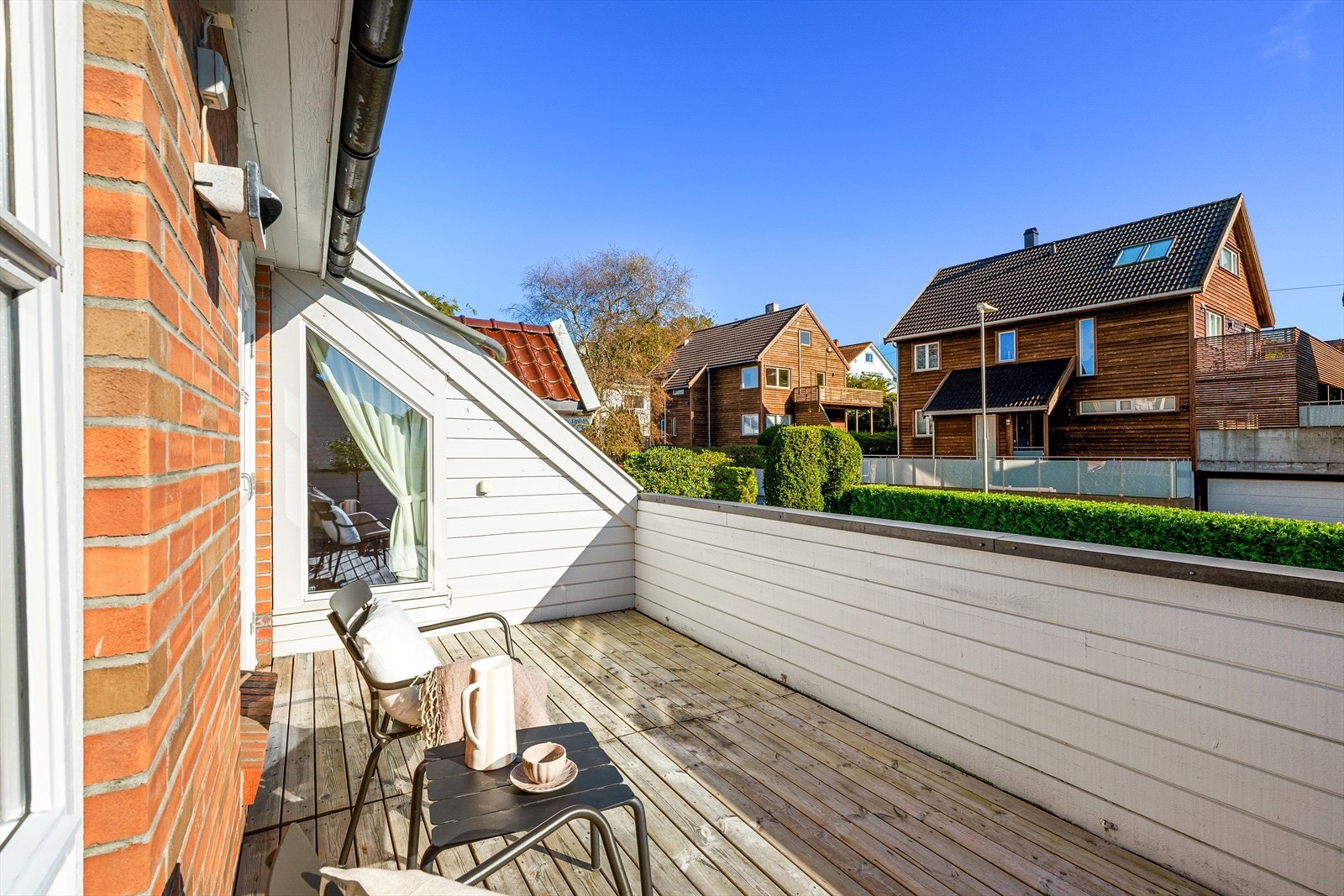 Terrasse med fin utsikt mot etablert boligområde og gode solforhold gjennom dagen. Galleribilde