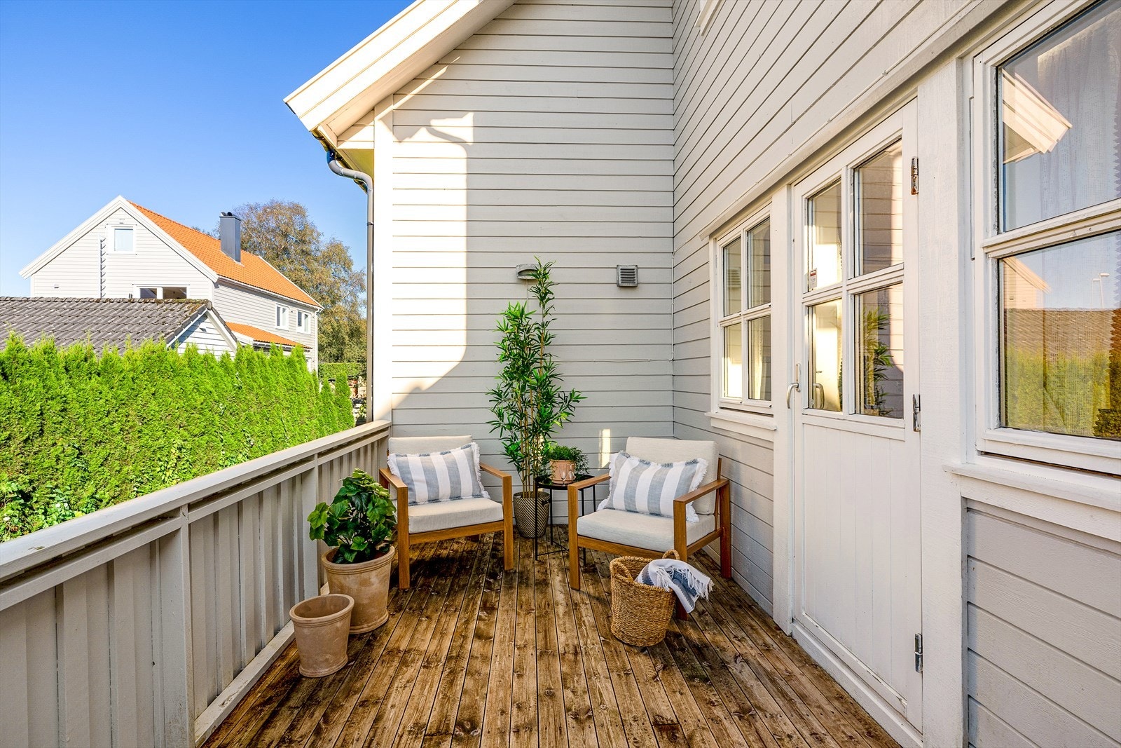 Hyggelig uteplass ved inngang med plass til sittegruppe. Galleribilde