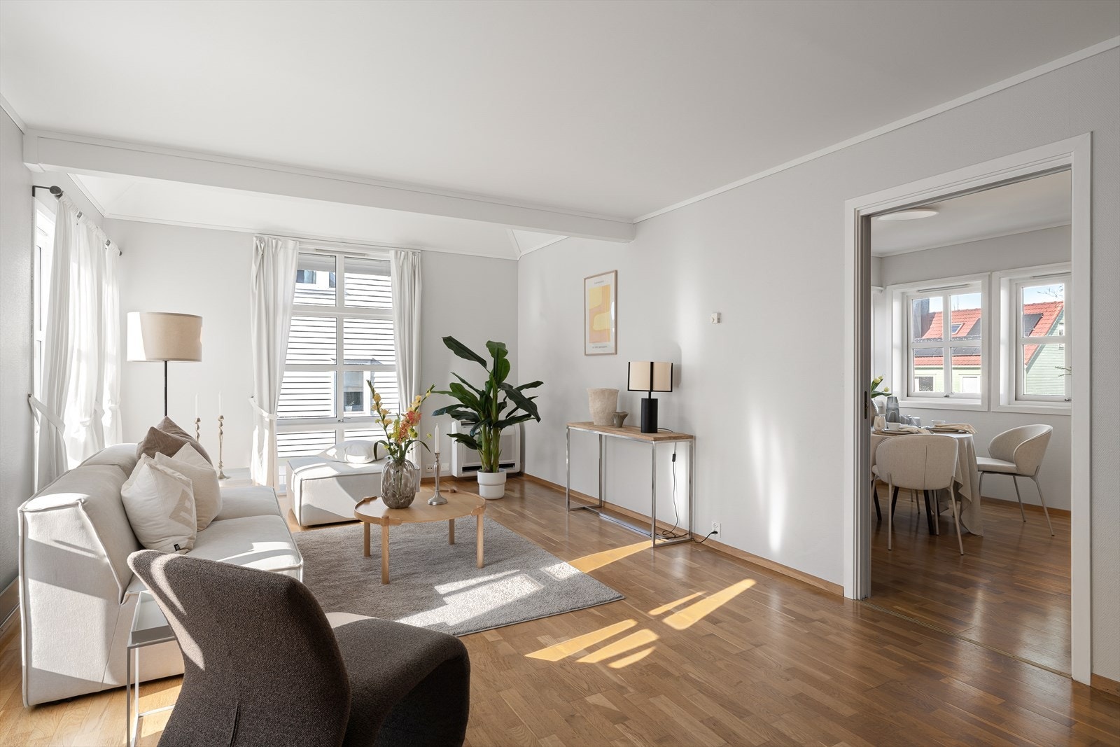 Stuen har en naturlig overgang til spisestuen, noe som gir en åpen og funksjonell planløsning. Galleribilde