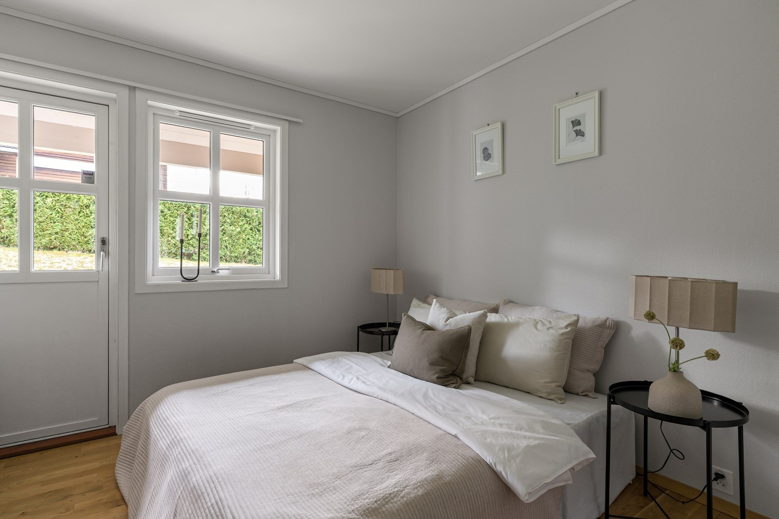 Lyst og harmonisk soverom med god plass til dobbeltseng, behagelig lys fra vindu og en rolig atmosfære, samt direkte utgang til terrassen. Galleribilde
