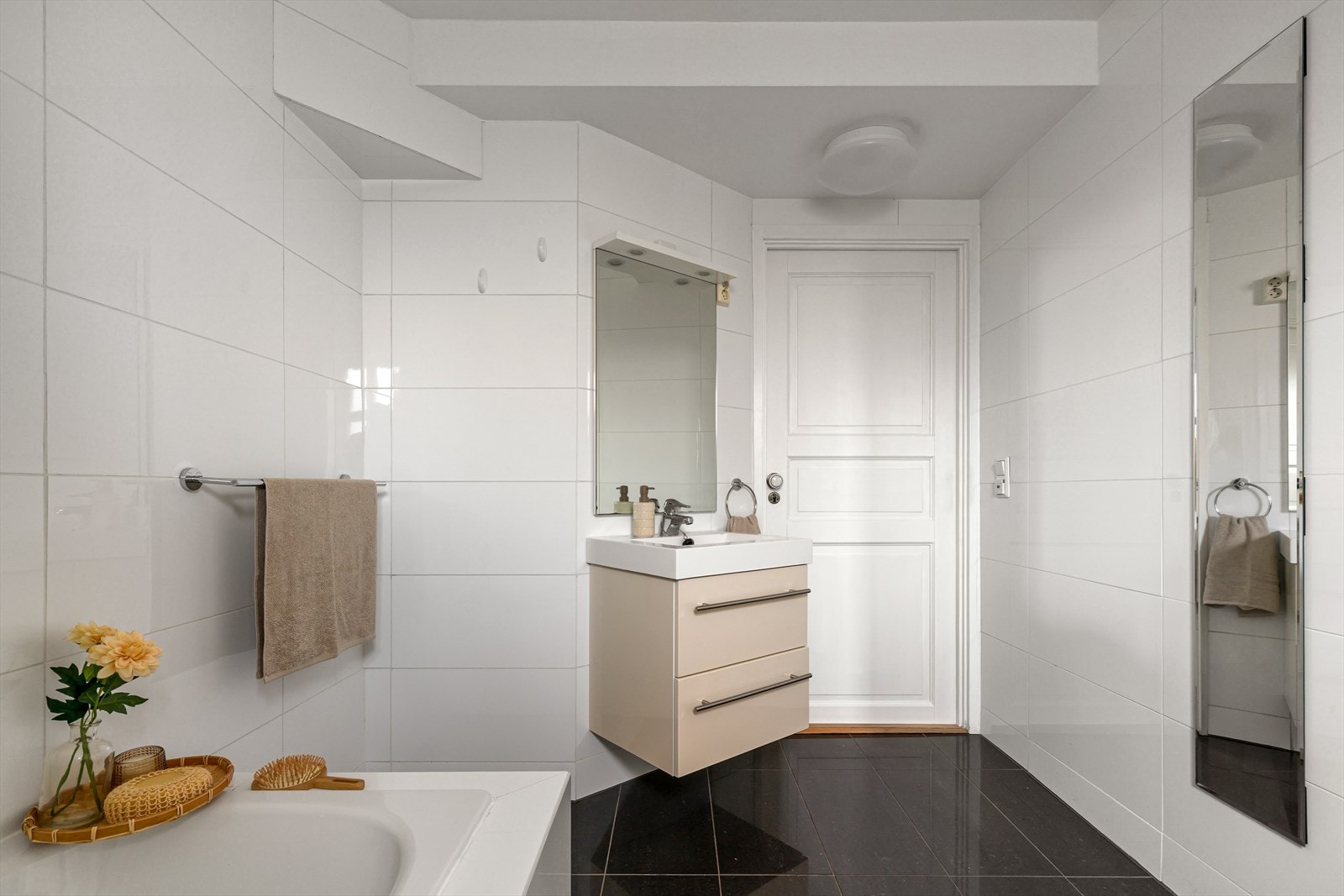 Romslig baderom med moderne innredning, vegghengt servant og gode oppbevaringsmuligheter. Galleribilde