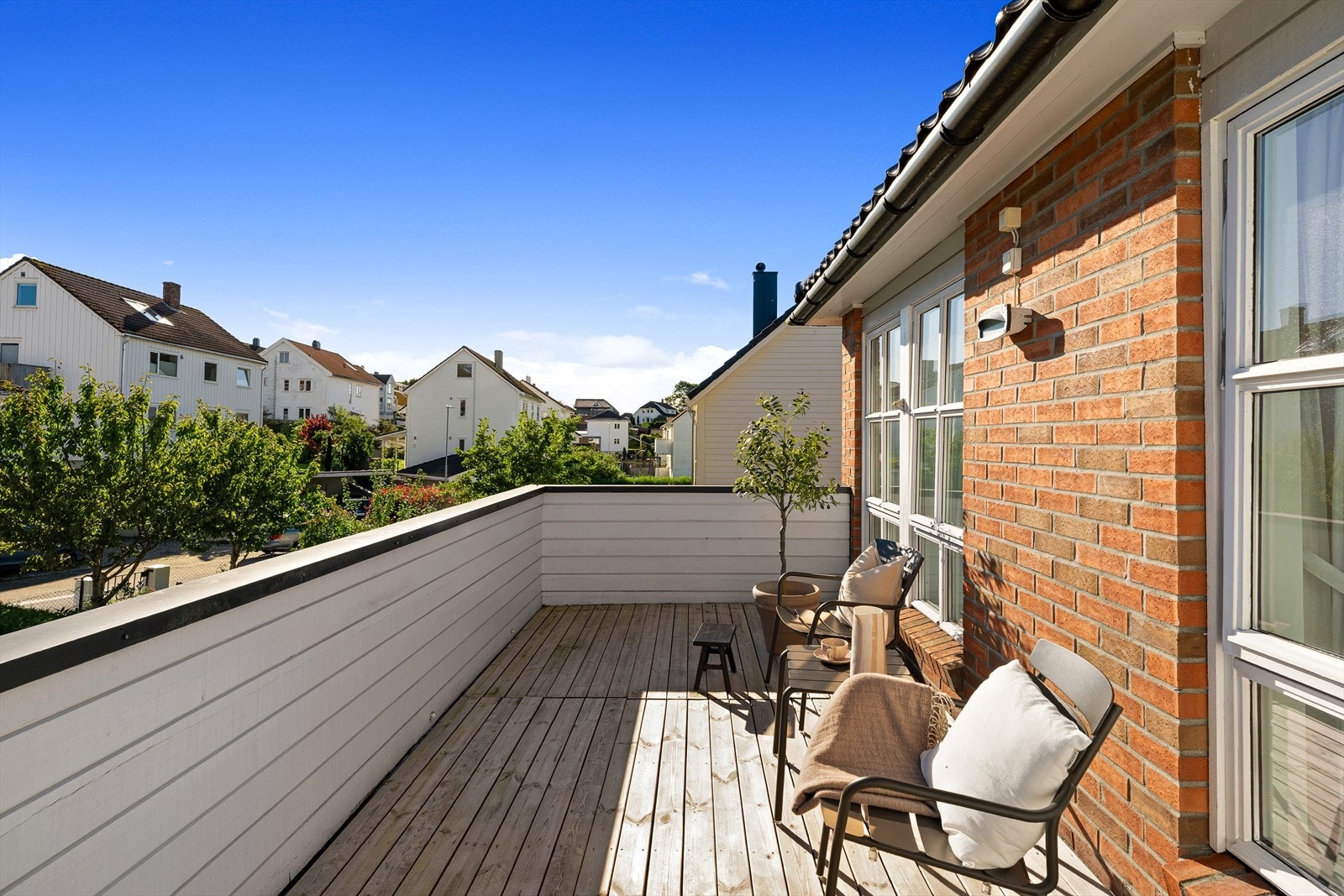 Solrik og romslig terrasse med god plass til utemøbler. Galleribilde