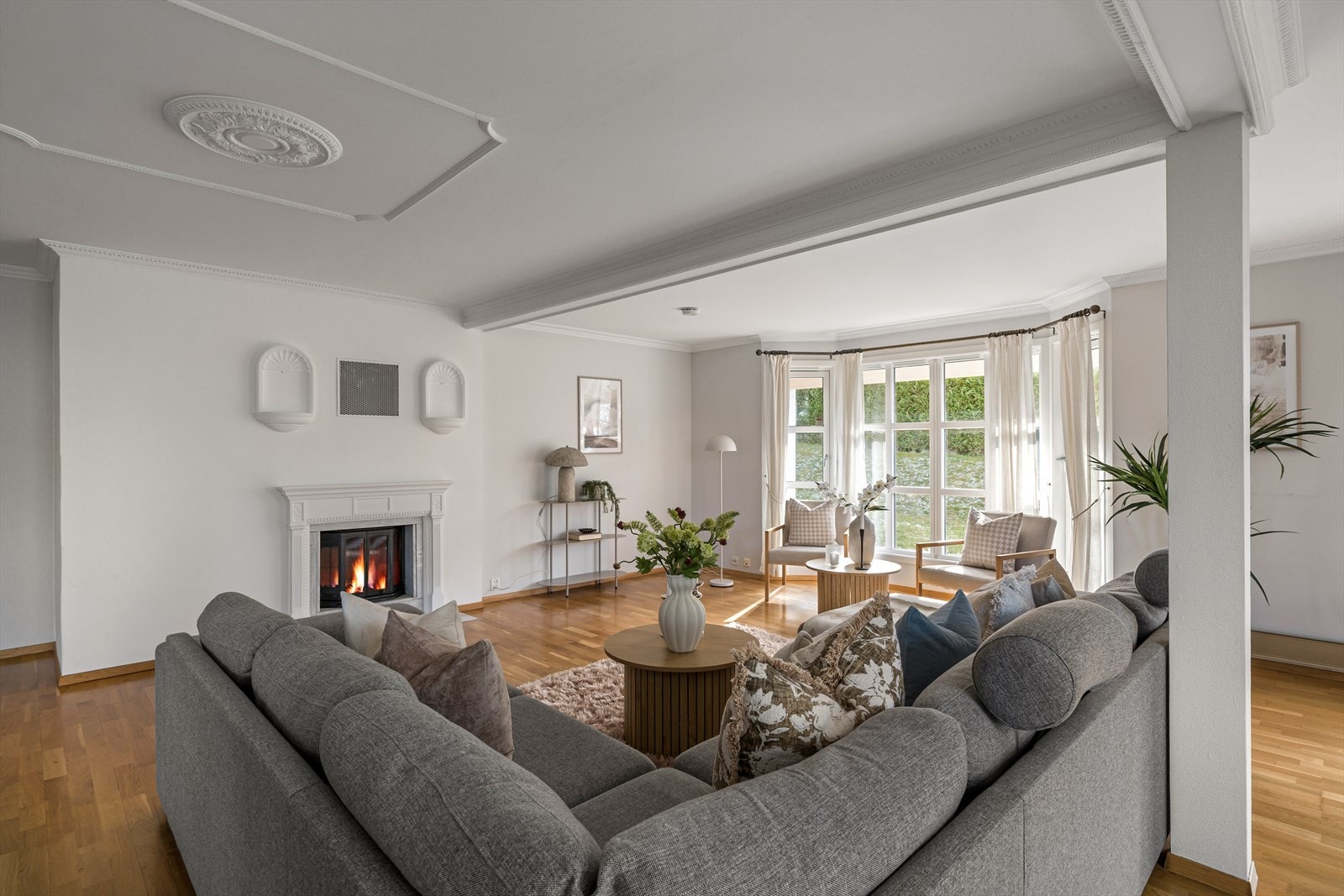 Lys og elegant oppholdsrom med store vindusflater, gode møbleringssoner og harmonisk romfølelse. Galleribilde