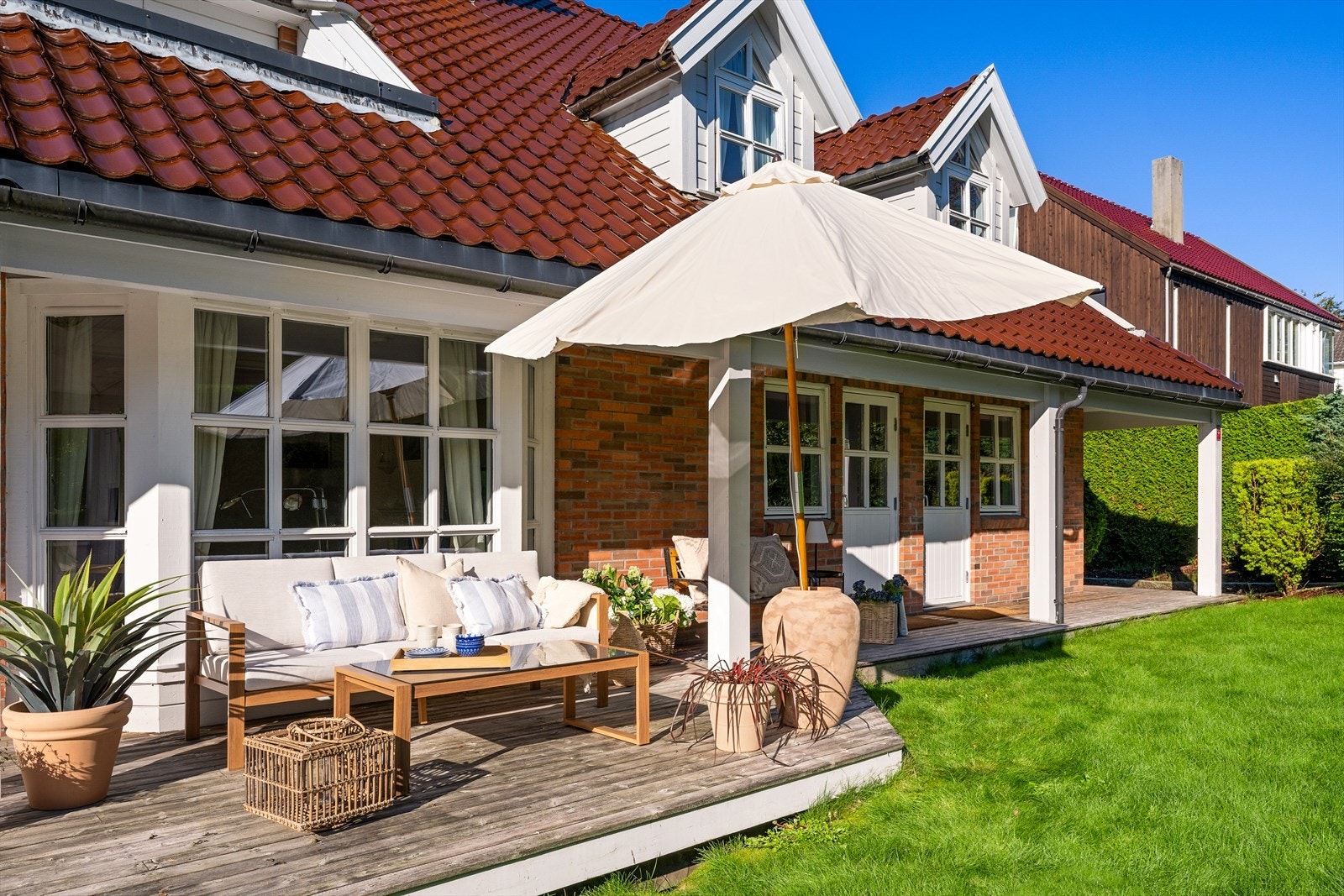 Solrik terrasse med gode møbleringsmuligheter, perfekt for både avslapning og hyggelige sammenkomster. Galleribilde