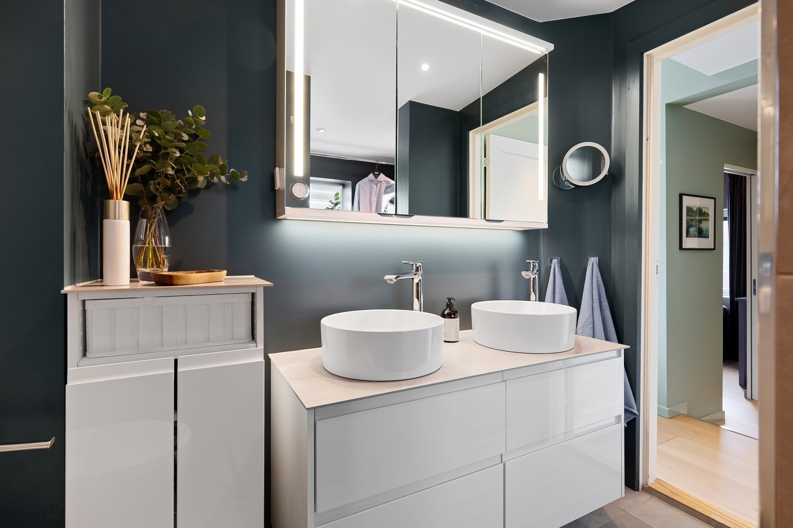 Badene har innredning og utstyr av god kvalitet fra HTH, Villeroy & Boch, Linnbad og Hans Grohe Galleribilde