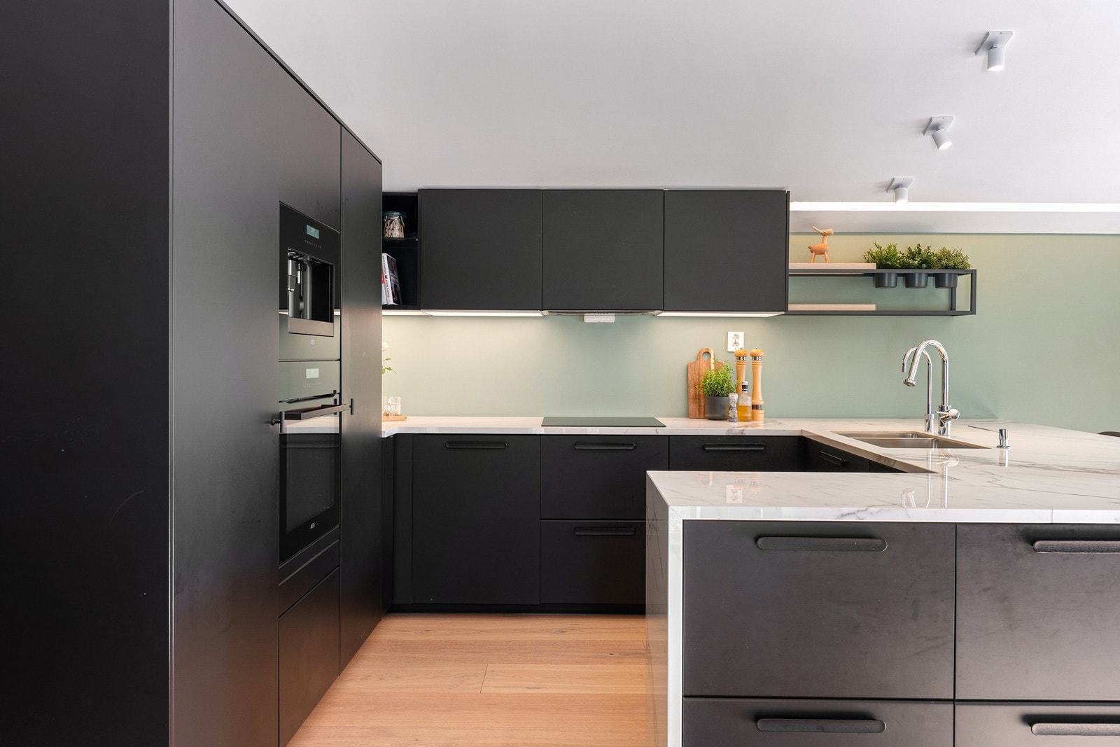 Kjøkkeninnredning fra Ikea og hvitevarer fra AEG, Bosch og Electrolux Galleribilde