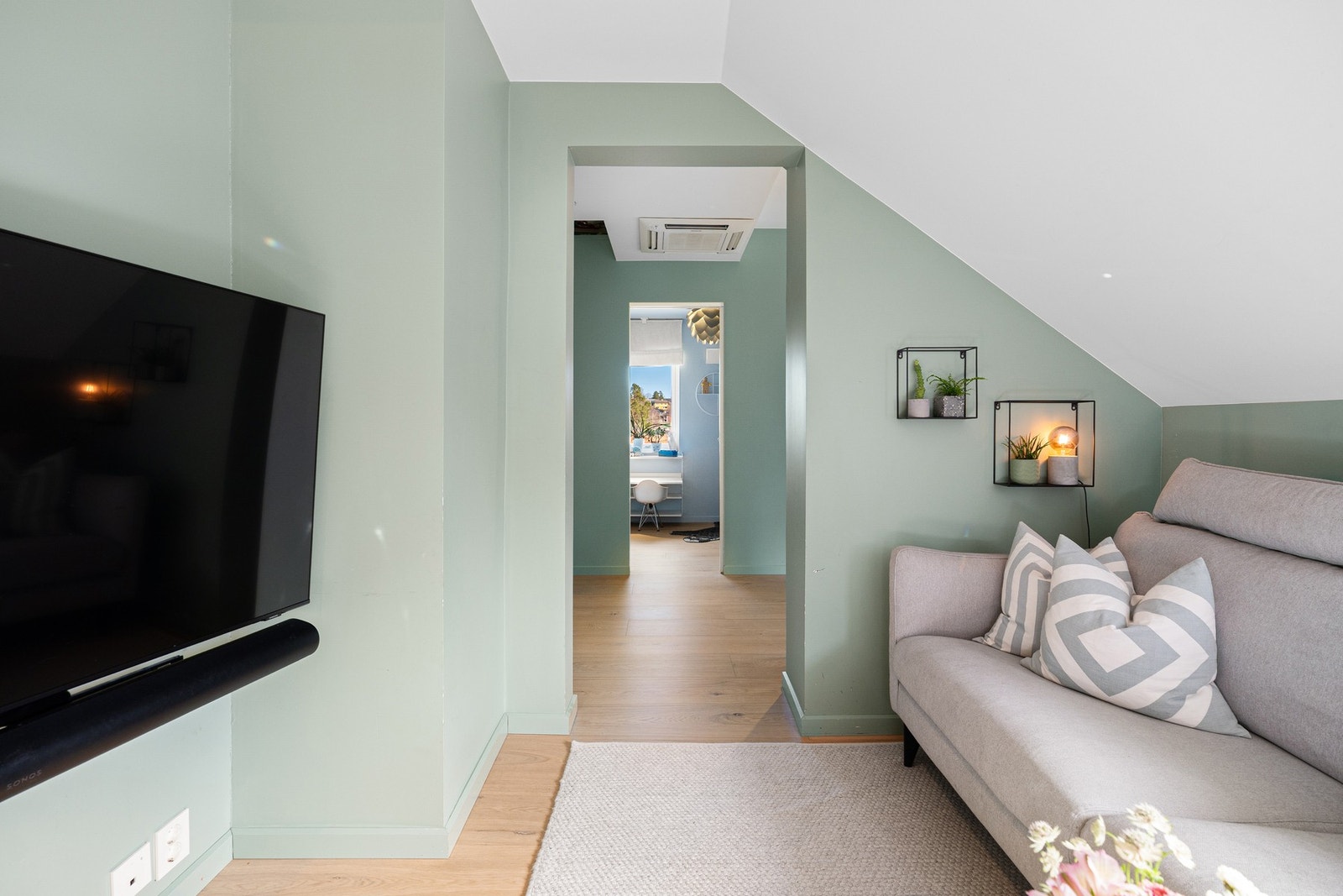 Tilnærmet all belysningen i boligen kan styres med Philips hue Galleribilde