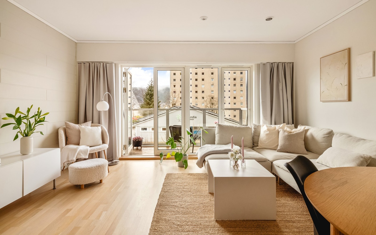 - Innfelte spotlights i stue, kjøkken, gang og bad bidrar til et moderne og helhetlig preg - Galleribilde