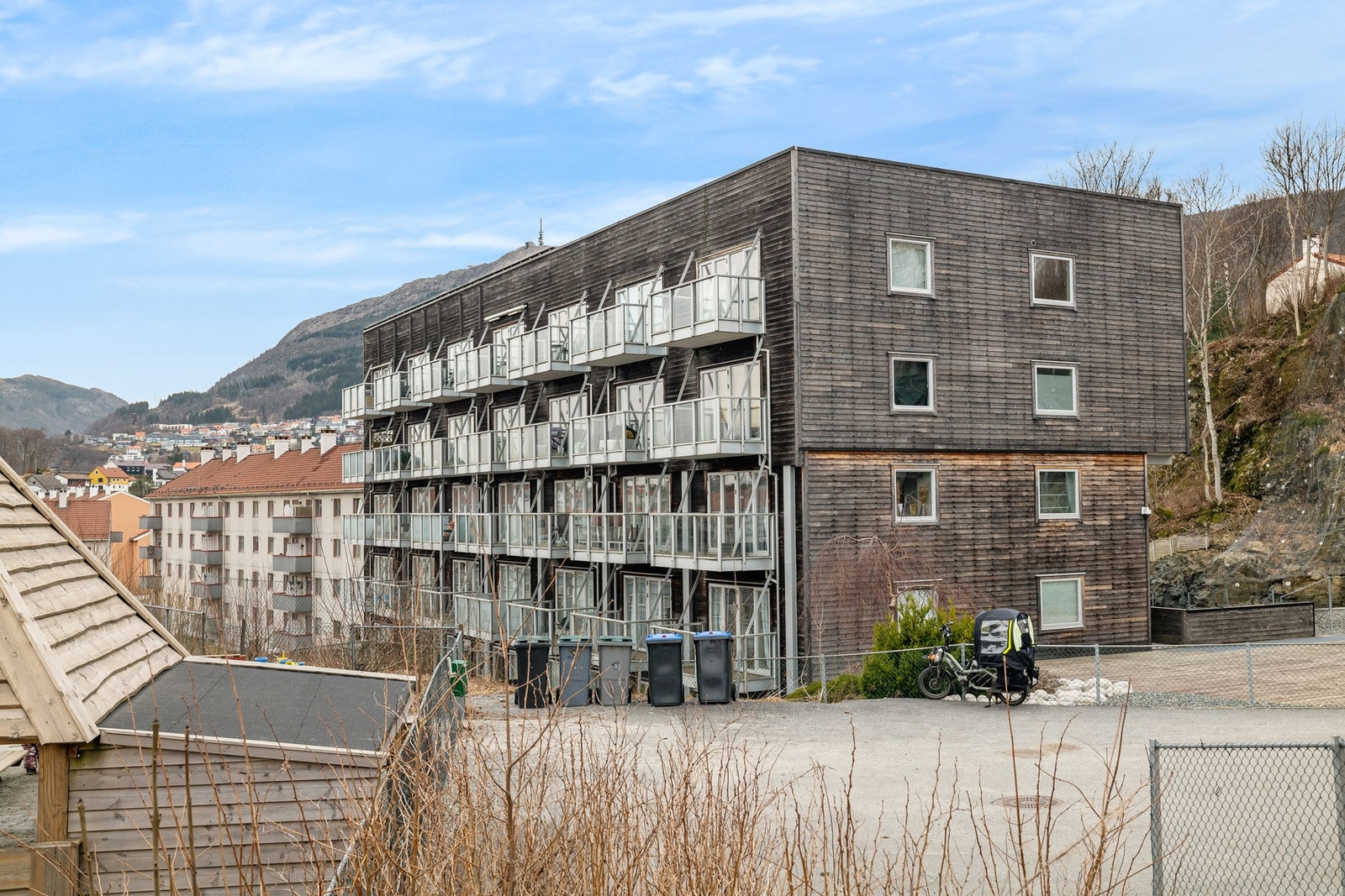 - Adolph Bergs vei 53, like ved Slettebakken er et populært, veletablert og rolig boligområde med svært kort vei til det meste du trenger i hverdagen. - Galleribilde