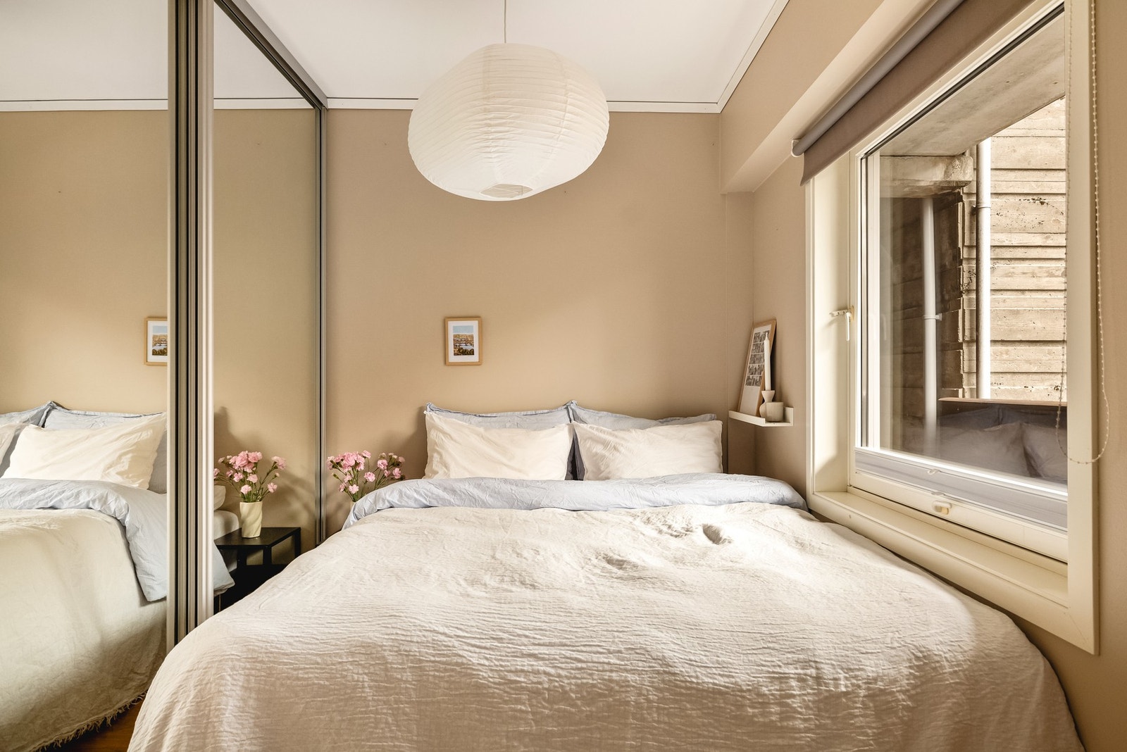 - Soverommet har en rolig og behagelig atmosfære, med plass til seng og nattbord - Galleribilde