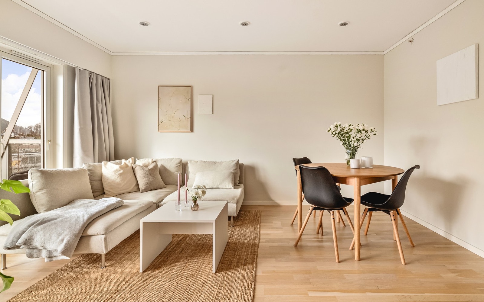 - Stuen oppleves som romslig og innbydende, med god plass til både sofakrok og spisebord - Galleribilde