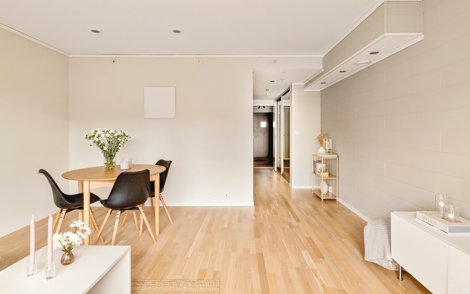 - Det er gjennomgående parkett på gulv og malte overflater på vegger og himling - Galleribilde