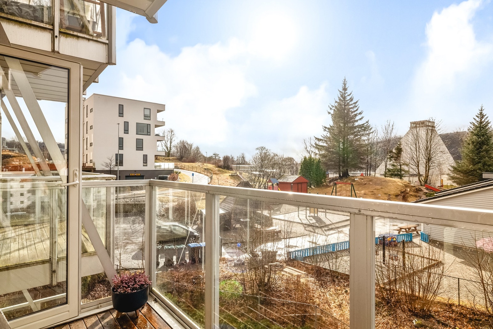 - Et fint uteområde med plass til en liten sittegruppe - Galleribilde