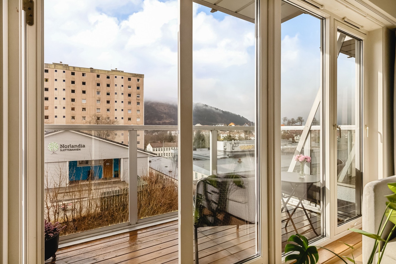 - Fra stuen er det direkte utgang til en hyggelig balkong på ca. 4,2 m² - Galleribilde