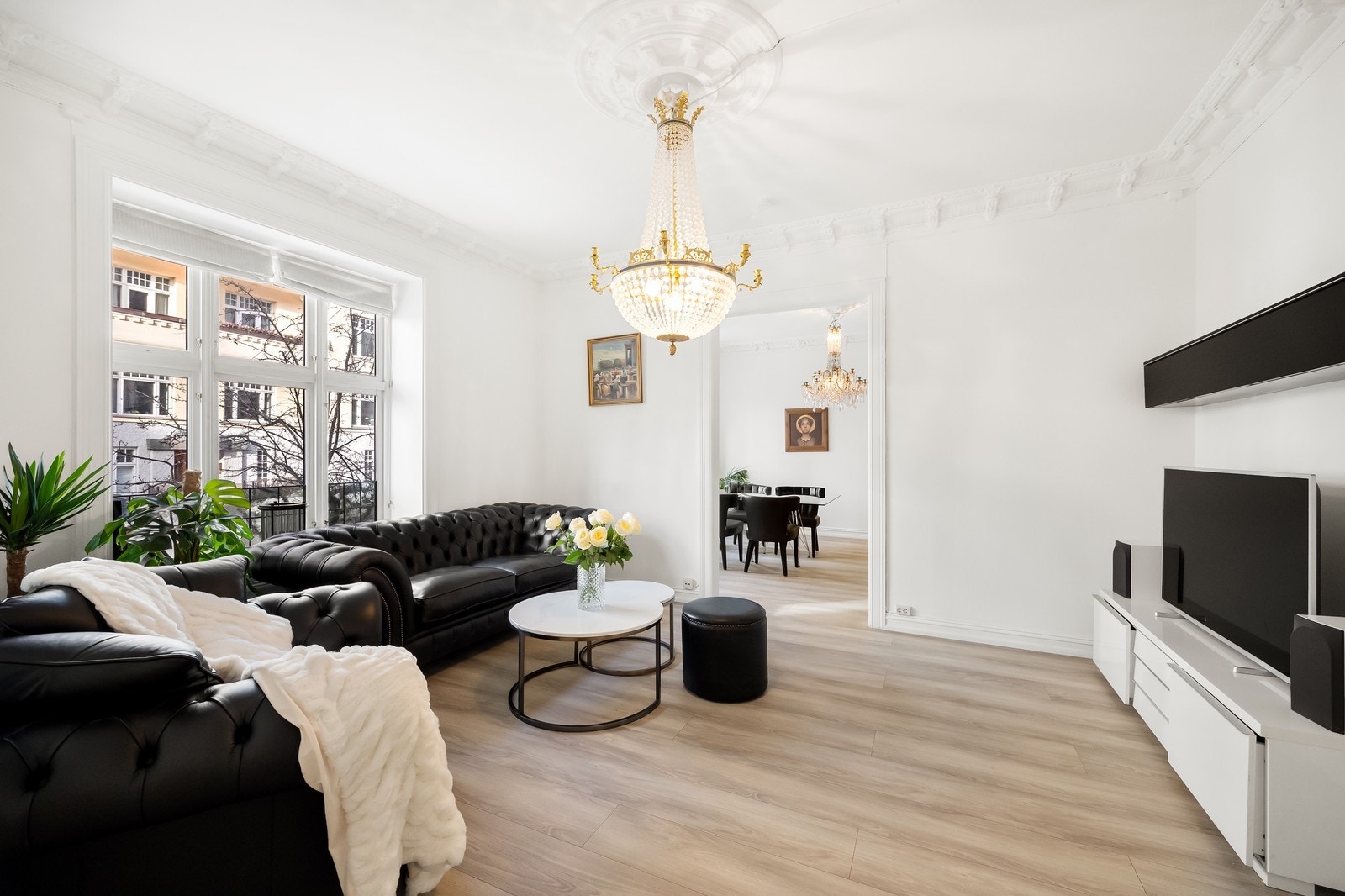 Leiligheten er en typisk klassisk leilighet med god takhøyde og stukkatur i taket. Galleribilde