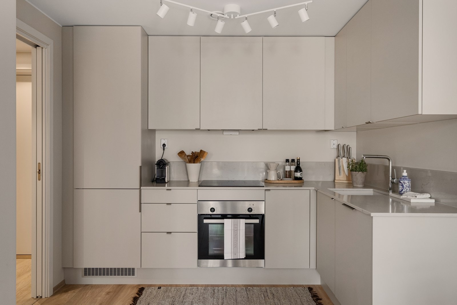 - Den åpne stue og kjøkkenløsningen sørger for en åpen og sosial sone, samtidig som at du har plass til spisebord - Galleribilde