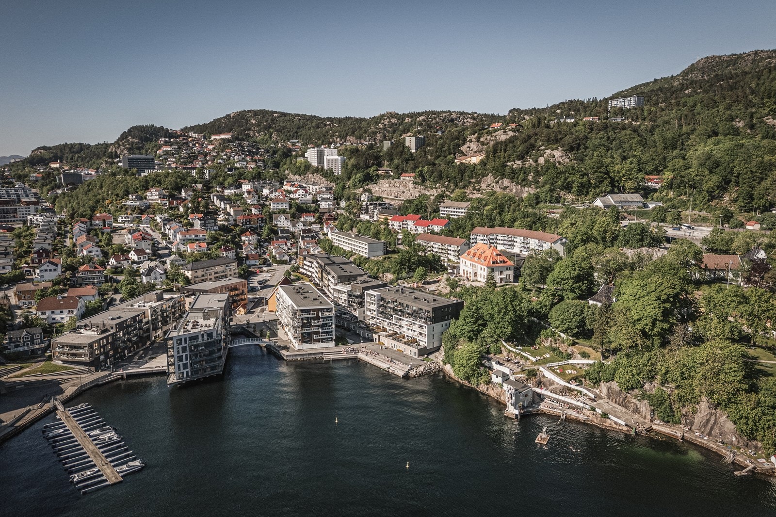 - Leiligheten har nærhet til både sjø, by og fjell! - Galleribilde