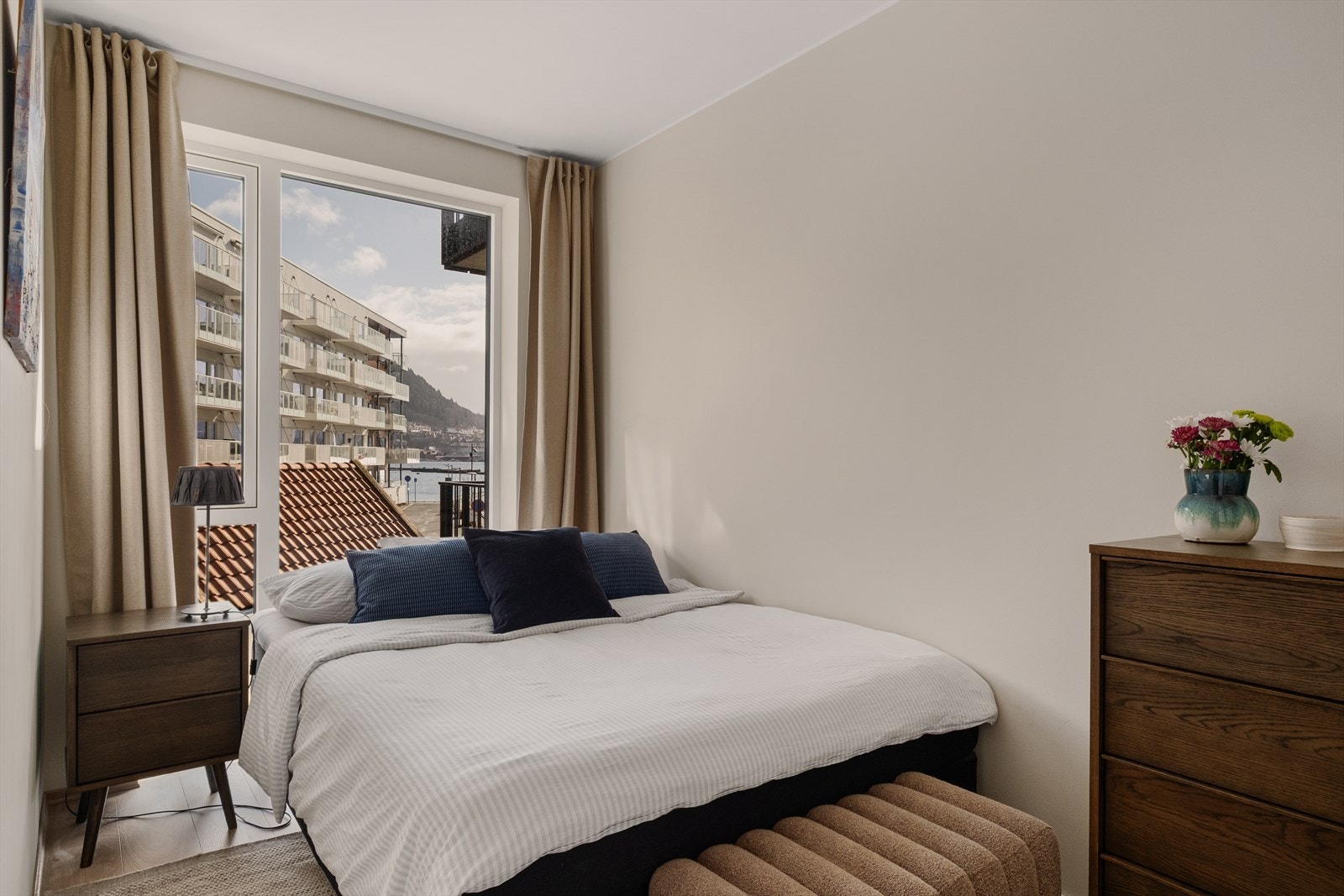 - Hovedsoverommet er av god størrelse og har vakker sjøusikt - Galleribilde