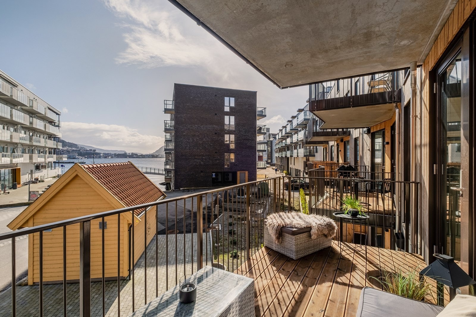 - Balkongen er overbygd noe som gjør bruksmulighetene større og utemøbler og puter kan stå ute store deler av året - Galleribilde