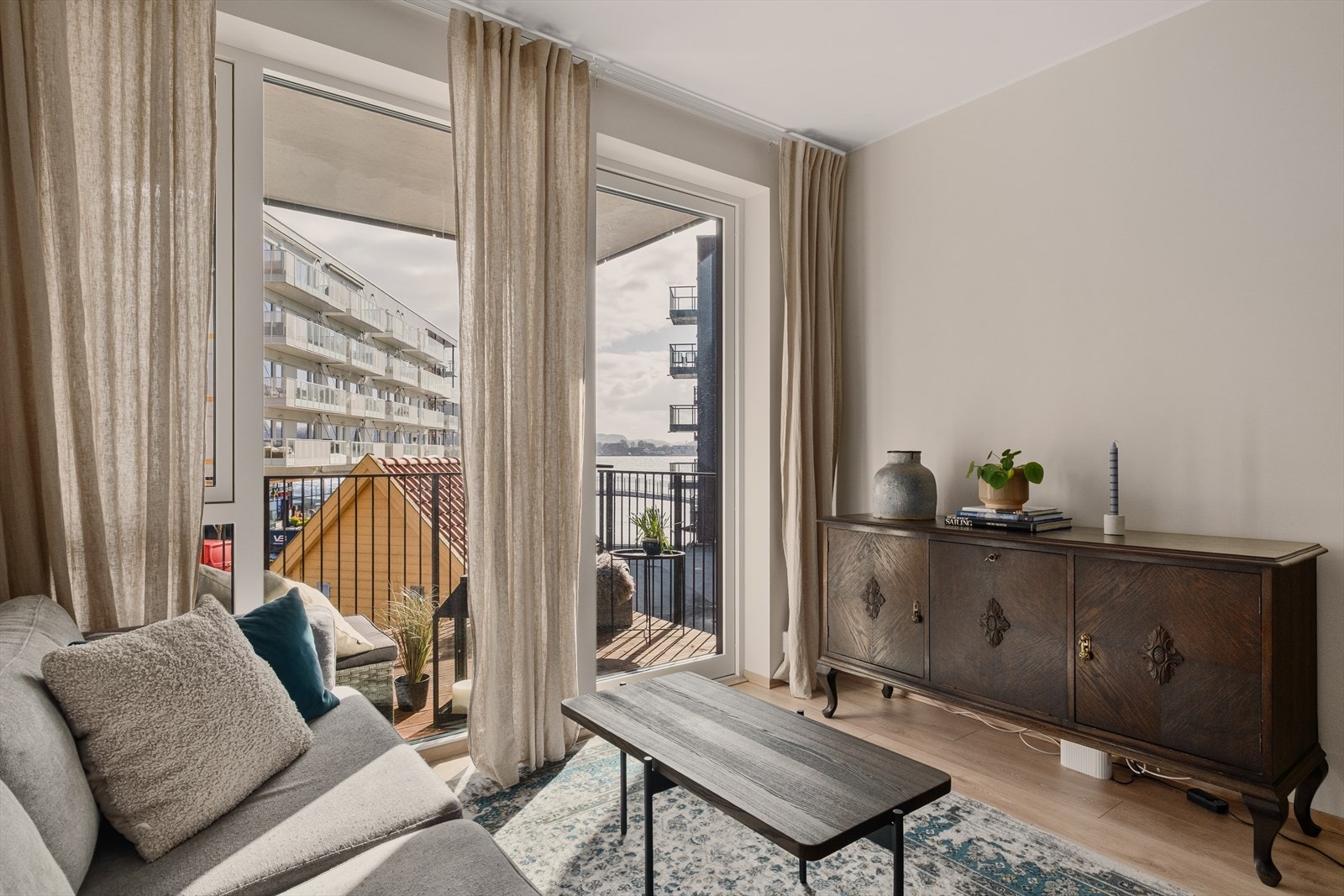 - Leiligheten har et totalt BRA-i på 49 m² og inneholder Stue med kjøkkendel, bad, entré og 2 soverom - Galleribilde