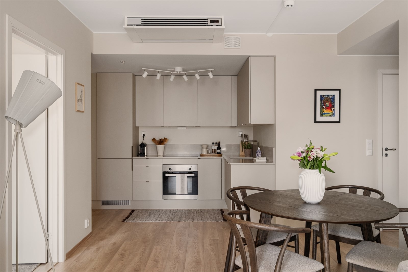 - Merk varmepumpe i stue. Leiligheten har også en ekstern bod som måler ca. 5 m² - Verdifullt med ekstra lagringsplass! - Galleribilde