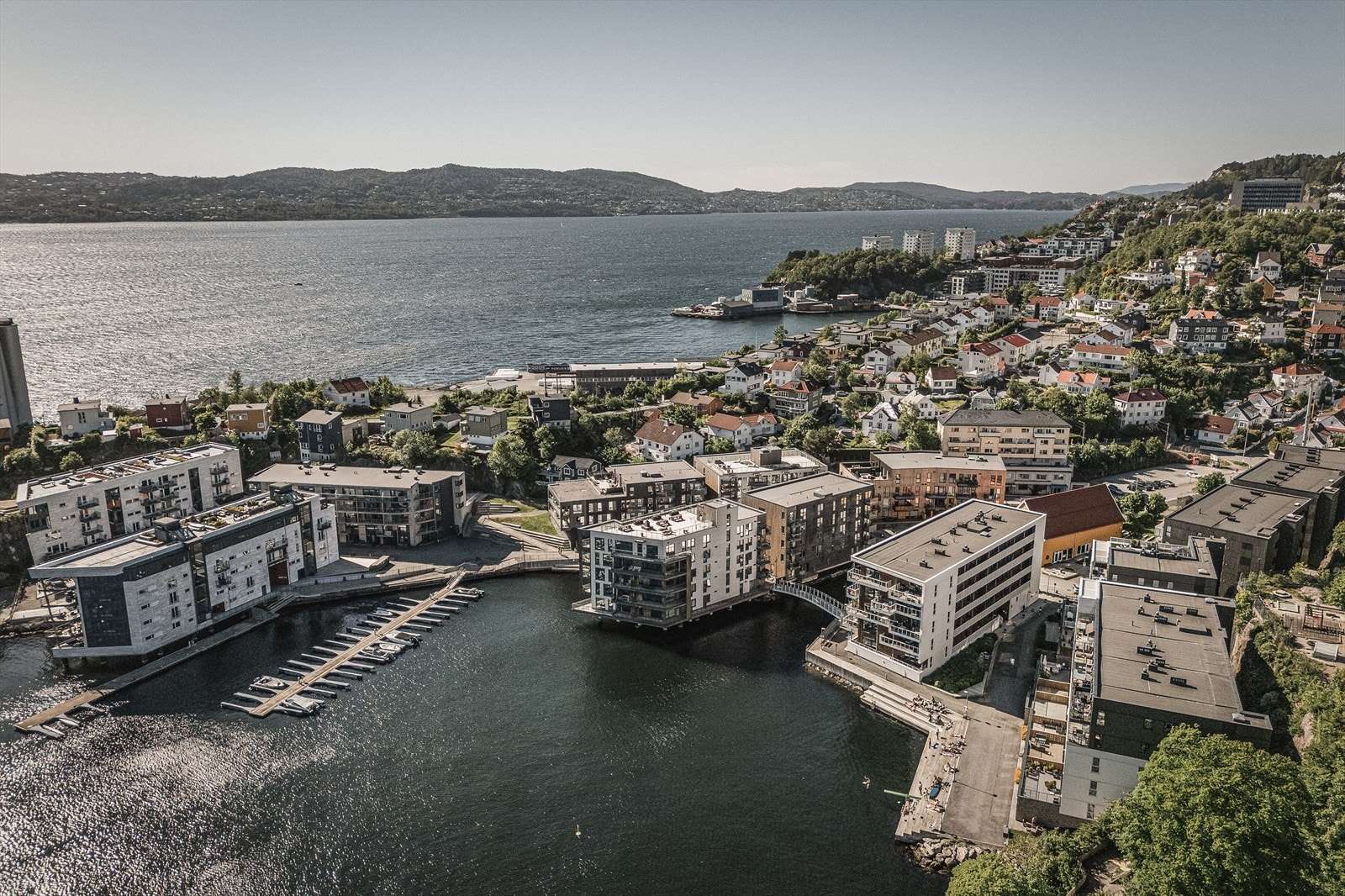 - Fra leiligheten er det 9 minutts gange til nærmeste busstopp, Gamle Bergen, som er et sentralt knutepunkt med 23 ulike linjer! - Galleribilde