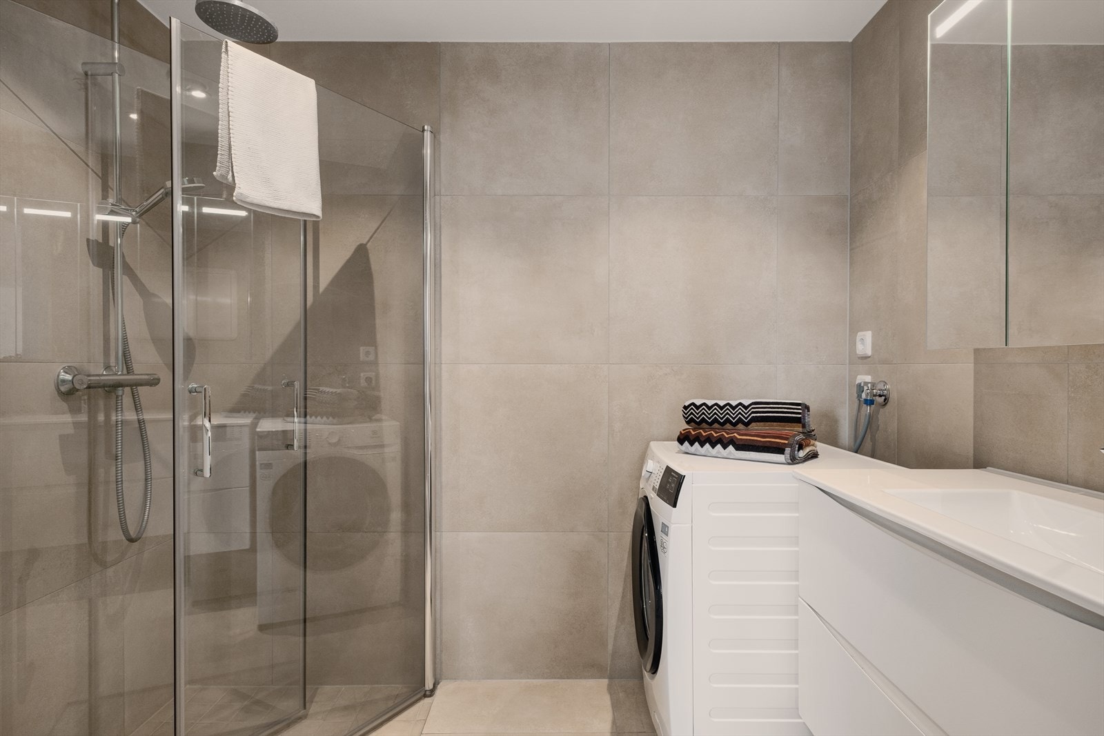 - Lekkert helfliset bad med behagelig varme i gulv - Galleribilde