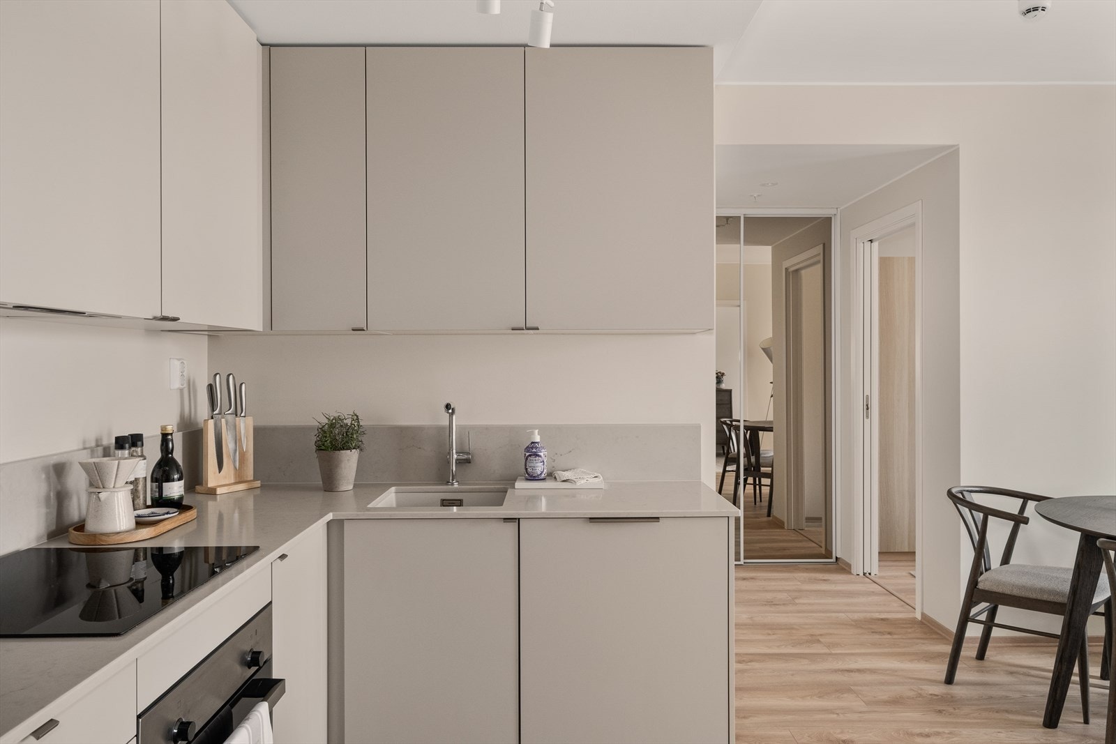 - Lekker kjøkkeninnredning med beige slette fronter og kvalitetsbenkeplate av stein - Galleribilde