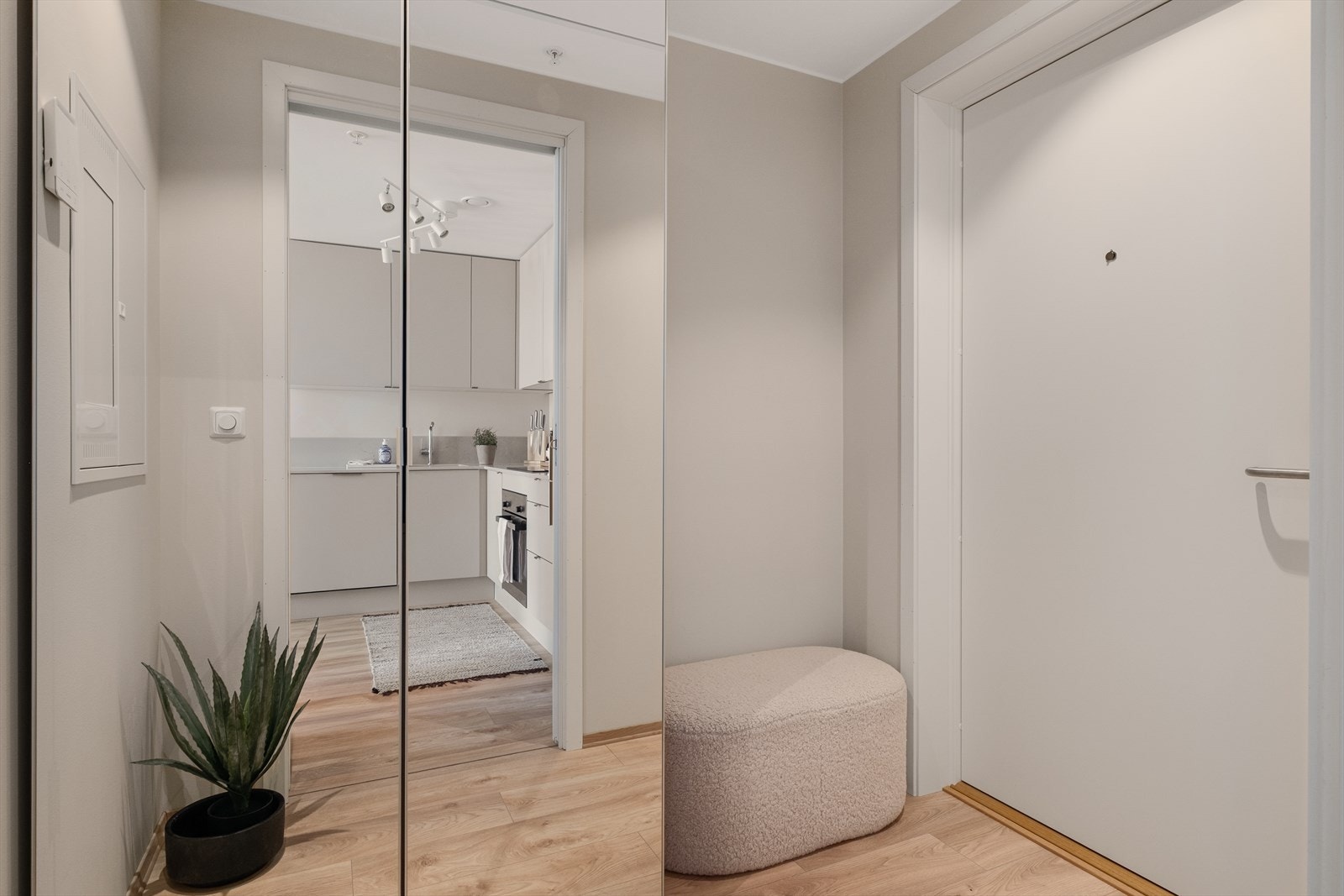 - Du blir ønsket velkommen hjem til en lys og trivelig gang. Svært godt førsteinntrykk av leiligheten! - Galleribilde