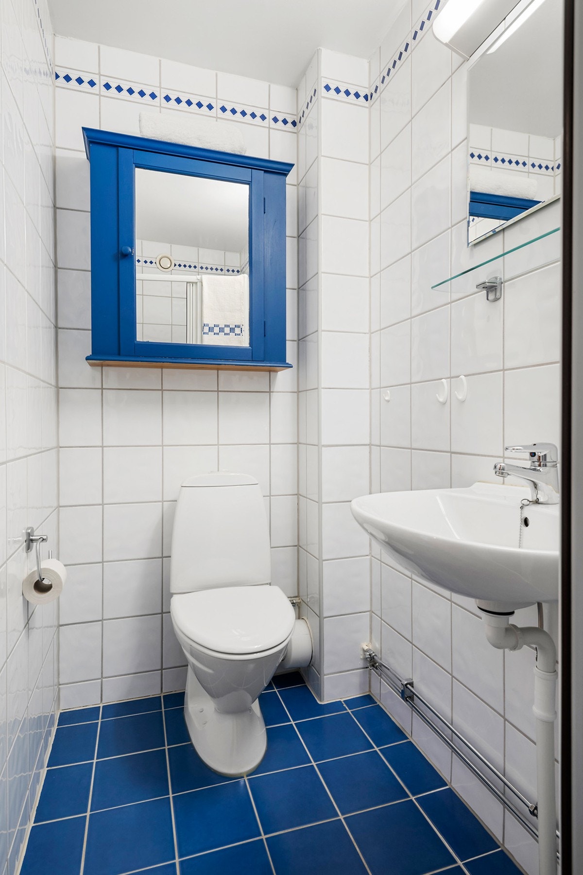 Badet er varmet opp via varmekabler i gulv Galleribilde