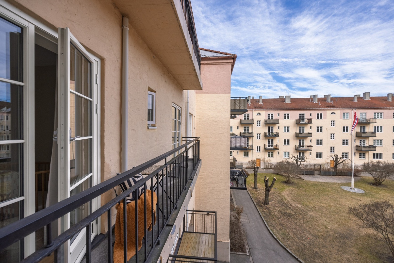 Fra soverommet er det balkongdører ut til sameiets brannbalkong. Galleribilde