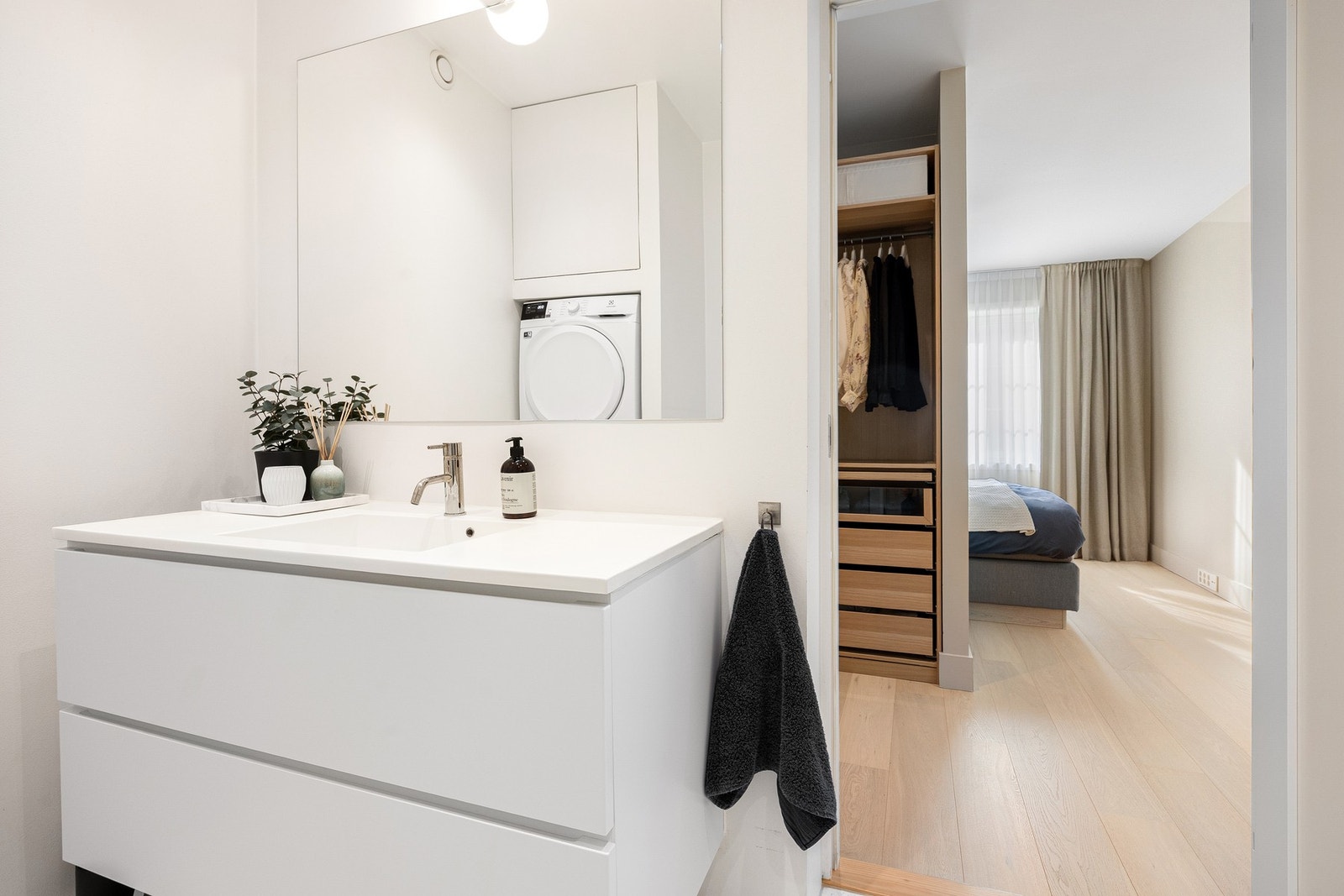 Videre har badet gulvvarme og plassbygget nisje for vaskesøyle. Galleribilde