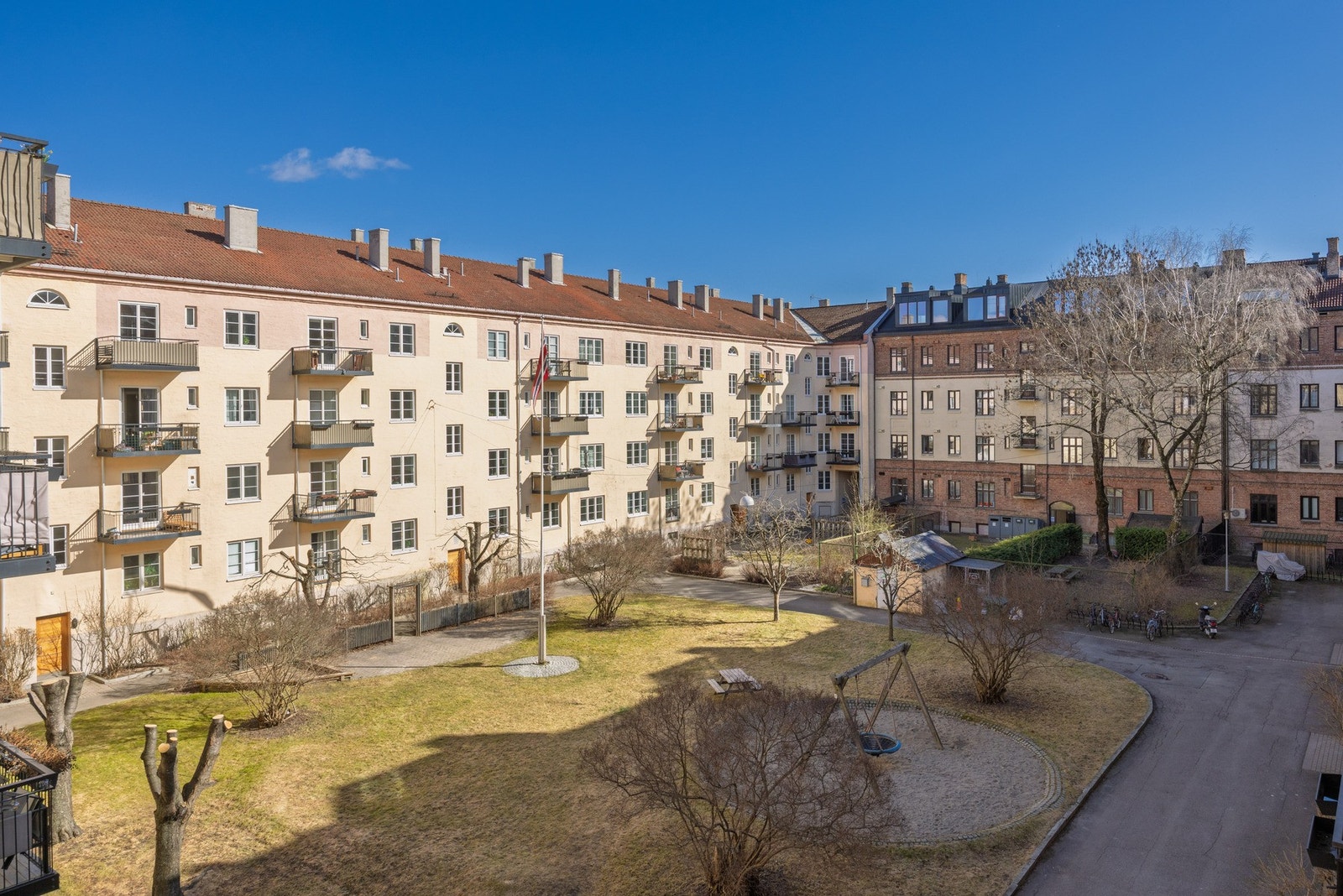 Her er det lekeplass, fin vegetasjon og plass til sykler. Galleribilde