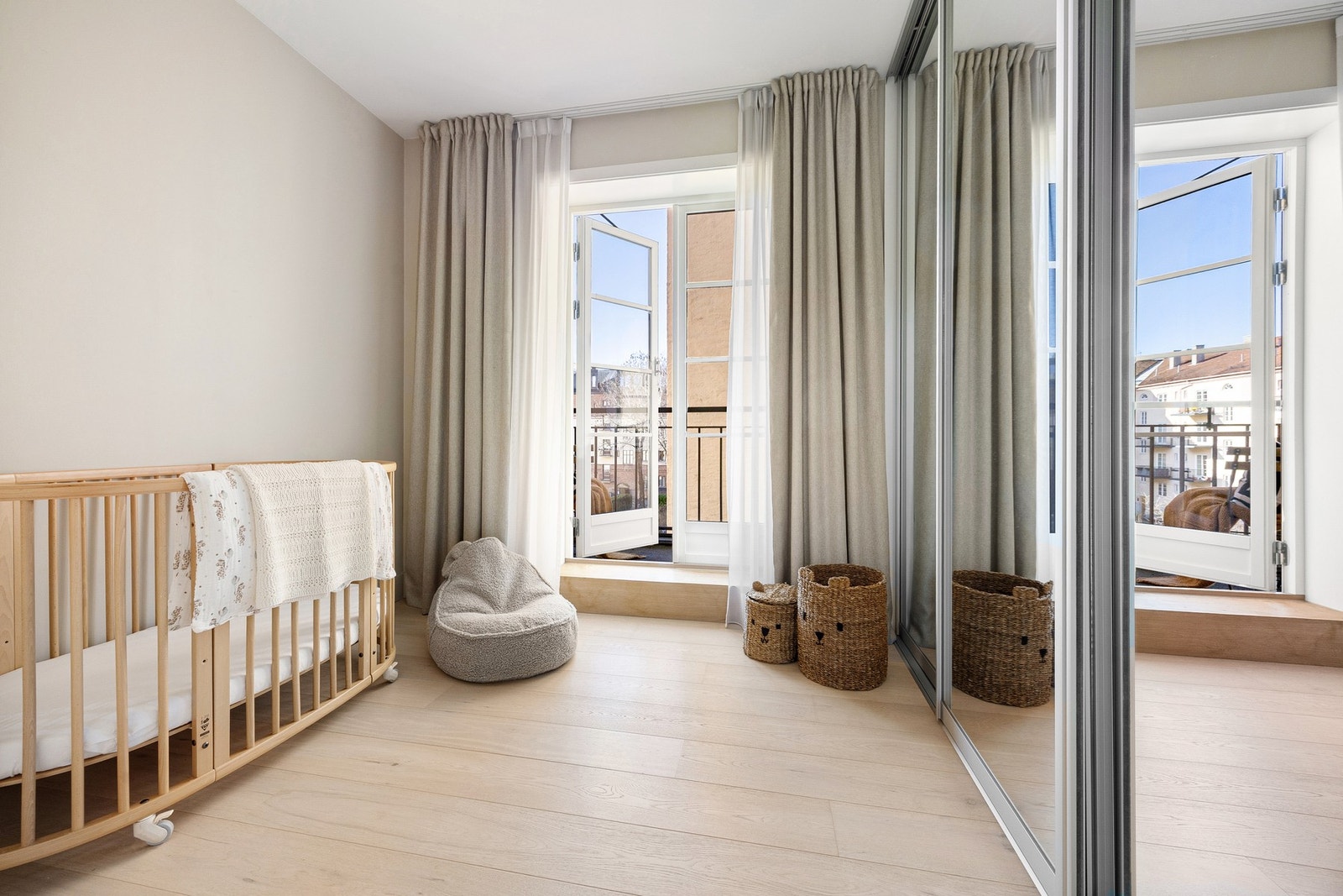 Flott soverom som fungerer som barnerom, kontor, gjesterom eller en kombinasjon av disse. Galleribilde