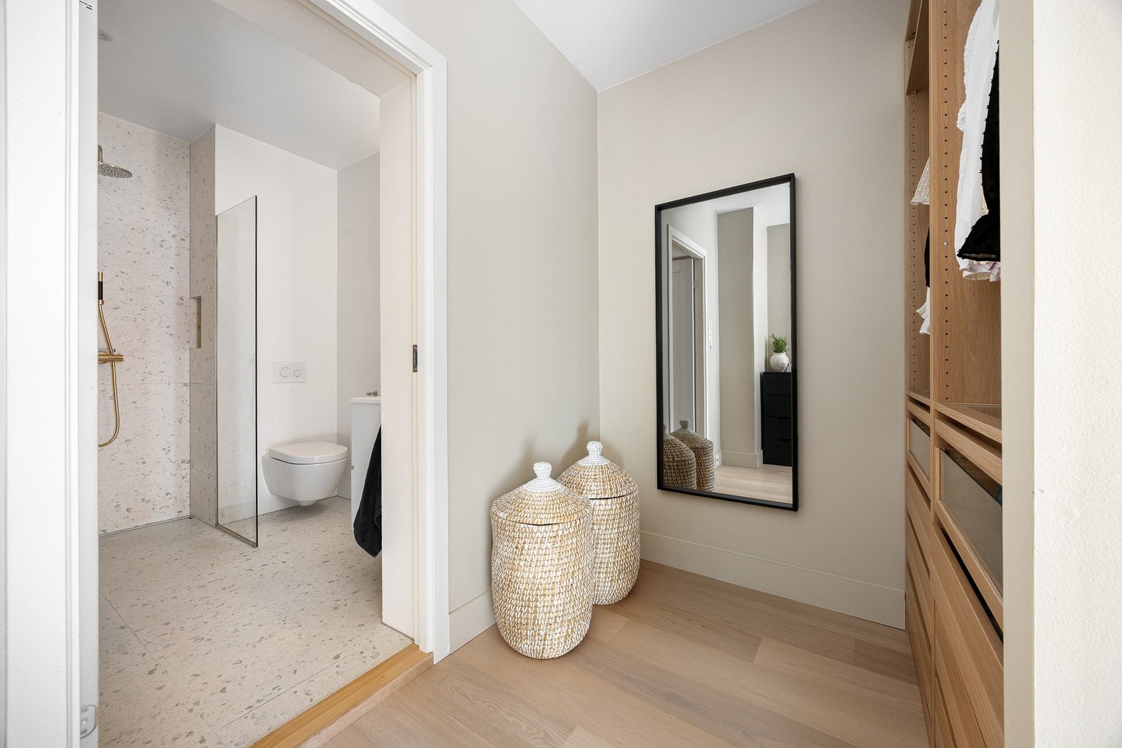 Badet er oppført i 2019 og ligger i tilknytning til hovedsoverommet. Galleribilde